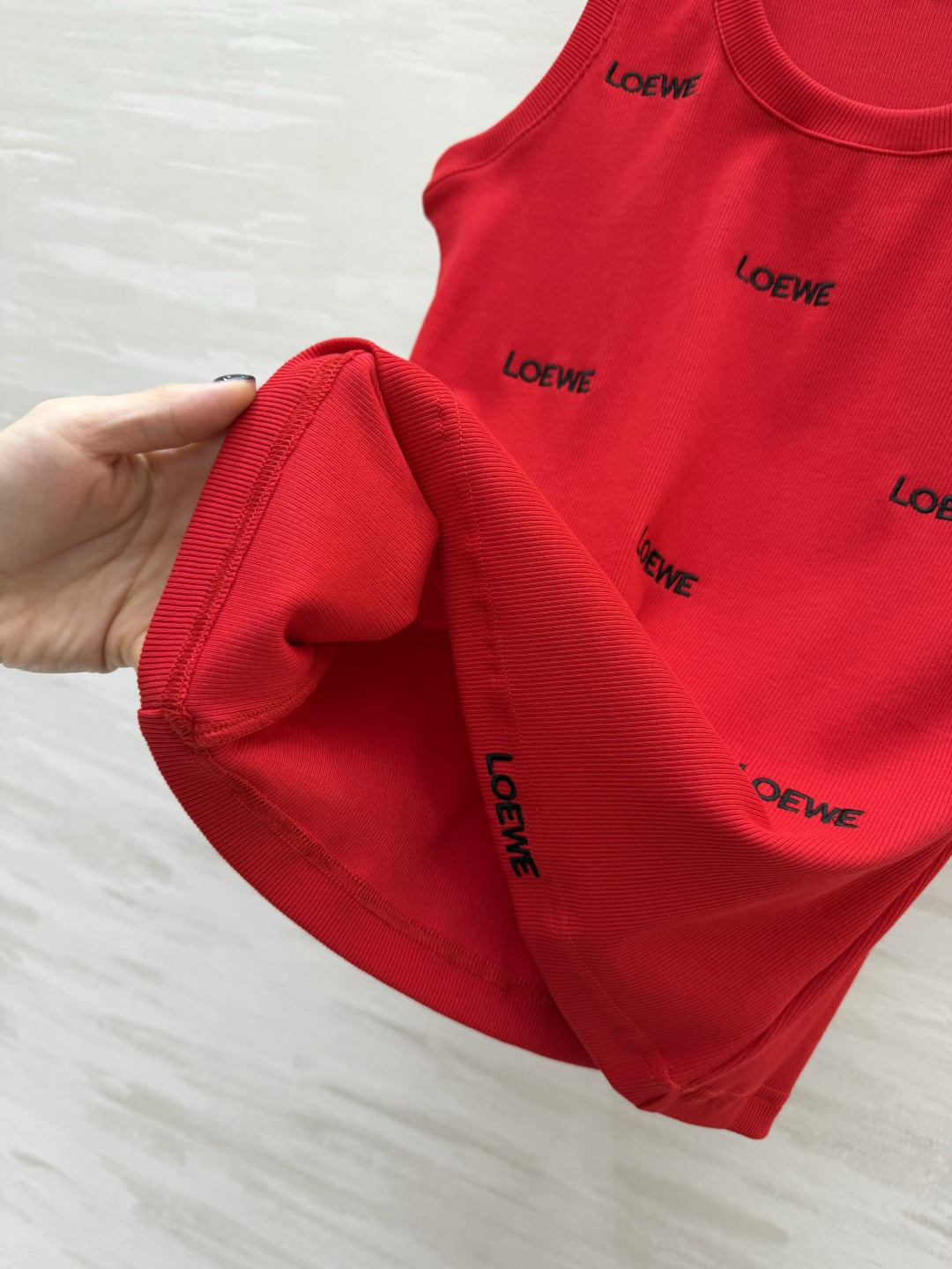 Loew♡²⁶❤️🖤满绣字母针织背心！两色｜正红 / 经典黑 U领版型修饰锁骨线条 满身刺绣logo 精致有辨识度 弹力