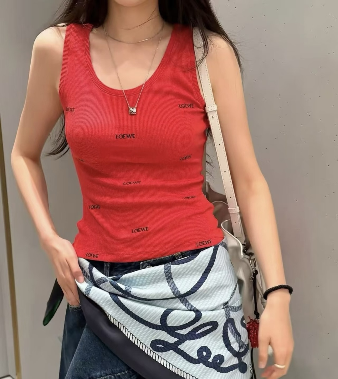 Loew♡²⁶❤️🖤满绣字母针织背心！两色｜正红 / 经典黑 U领版型修饰锁骨线条 满身刺绣logo 精致有辨识度 弹力