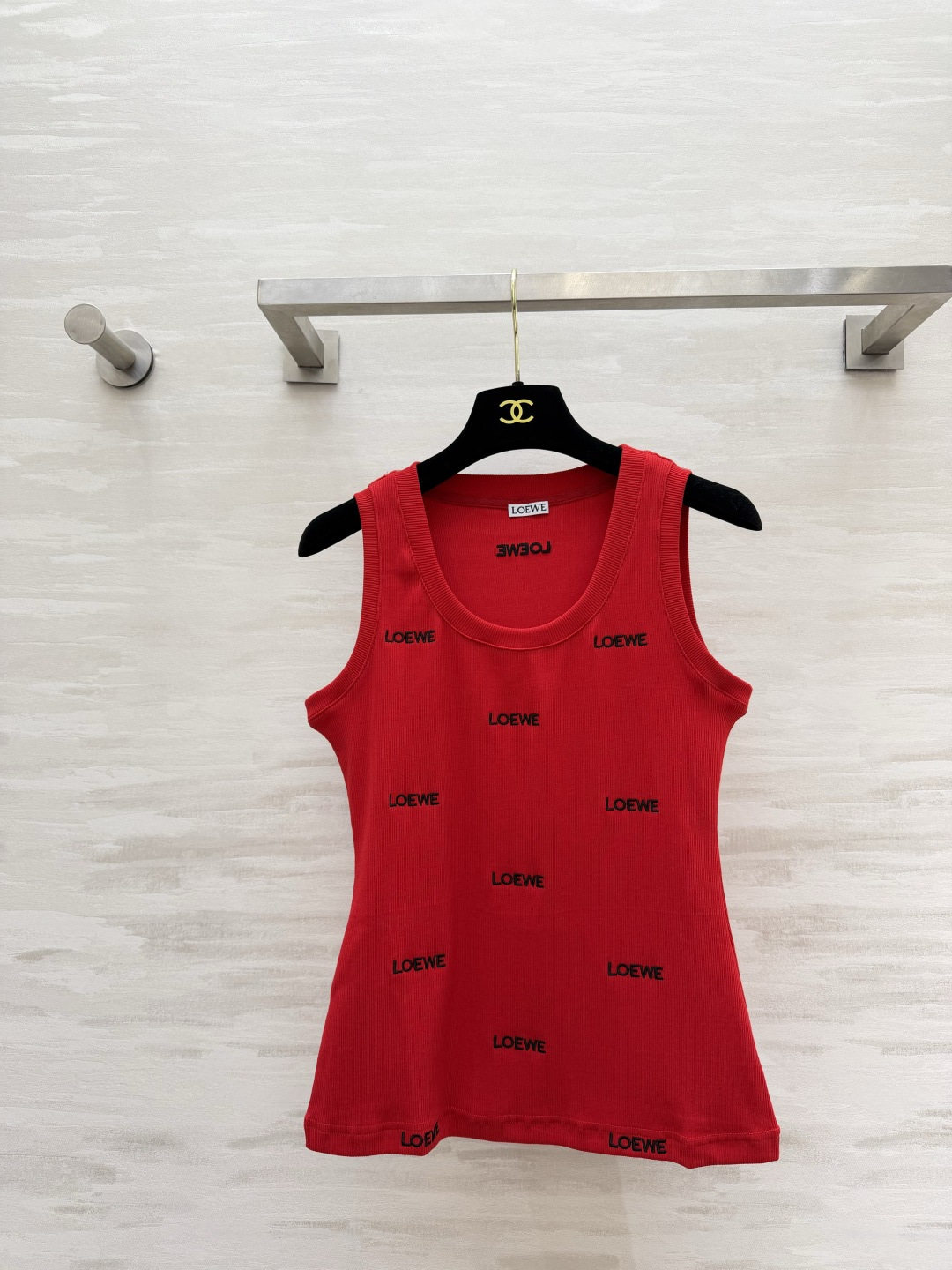 NO:947046,Loew fully embroidered lettering knitted vest!  Two colors | True red / classic black. U-neck shape to modify the collarbone line. Logo embroidered all over. Exquisite and recognizable. Stretch knitted fabric. Slim fit but not tight!  Can be worn alone or layered. Versatile for all seasons. High-quality customization. Available in stock first size S/M/L (), Loewe-clothing, loewe, loewe,19860909Loew满绣字母针织背心！两色｜正红 / 经典黑 U领版型修饰锁骨线条 满身刺绣logo 精致有辨识度 弹力针织面料 修身不紧绷！可单穿可内搭 四季百搭高品质定制 现货首发sizeS/M/L（）,罗意威-服装,loewe,loewe,,Women's clothing