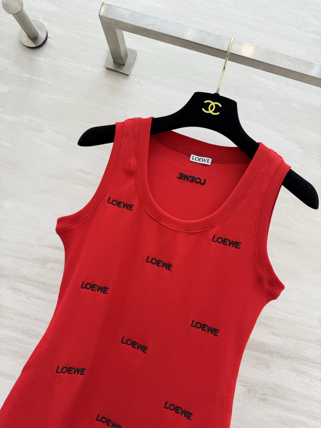 Loew♡²⁶❤️🖤满绣字母针织背心！两色｜正红 / 经典黑 U领版型修饰锁骨线条 满身刺绣logo 精致有辨识度 弹力