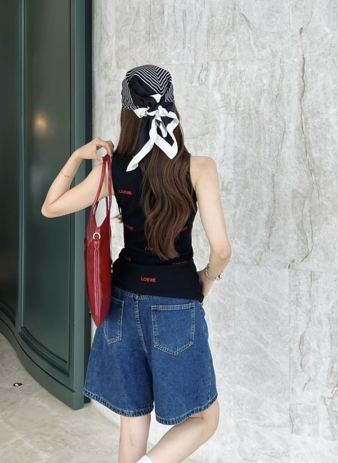 Loew♡²⁶❤️🖤满绣字母针织背心！两色｜正红 / 经典黑 U领版型修饰锁骨线条 满身刺绣logo 精致有辨识度 弹力