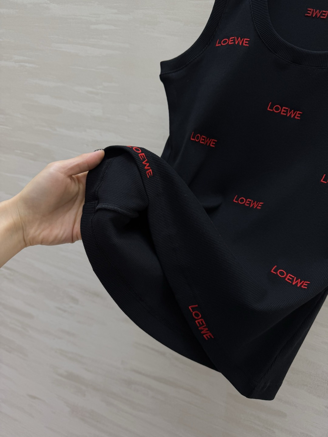 Loew♡²⁶❤️🖤满绣字母针织背心！两色｜正红 / 经典黑 U领版型修饰锁骨线条 满身刺绣logo 精致有辨识度 弹力
