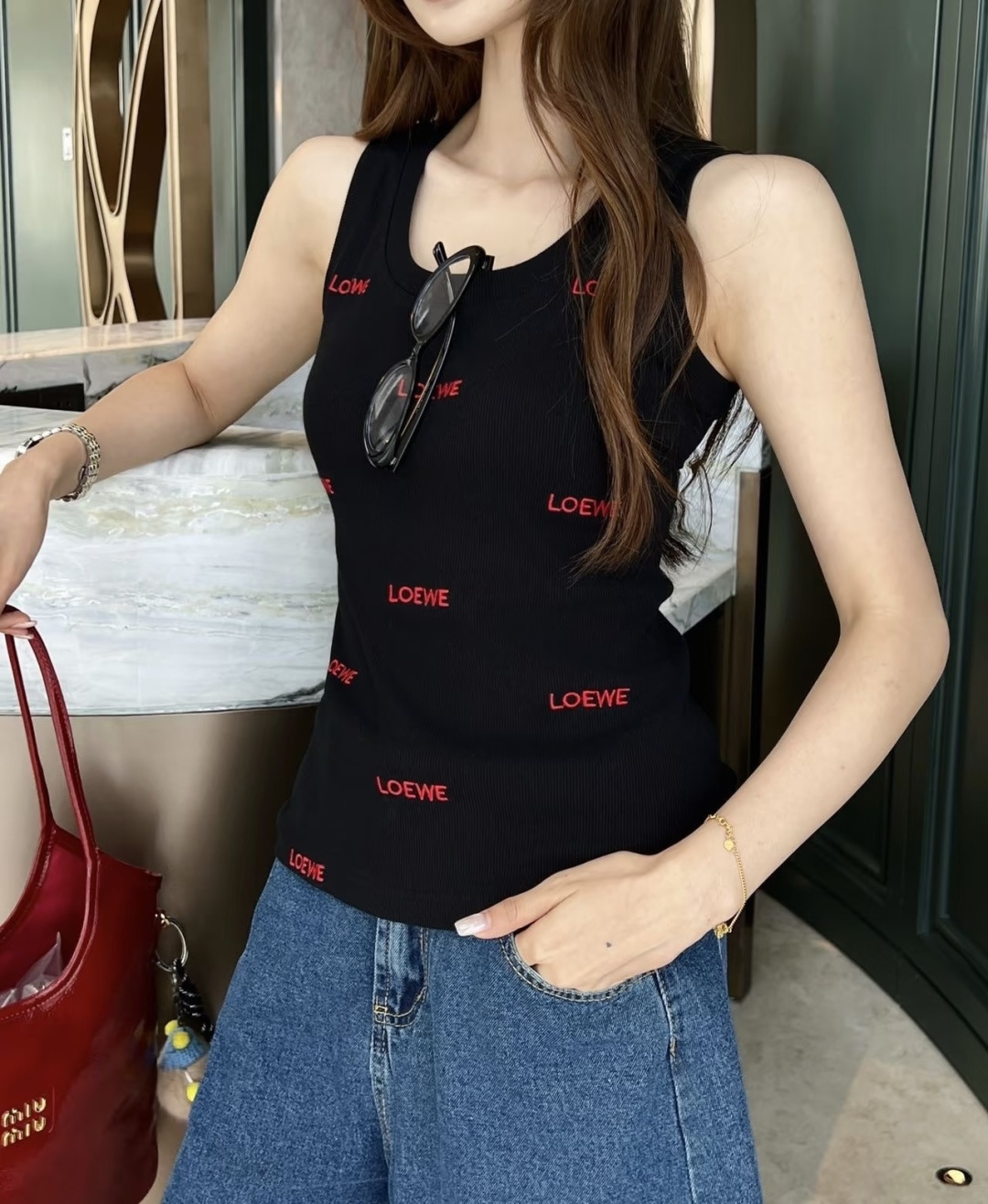 Loew♡²⁶❤️🖤满绣字母针织背心！两色｜正红 / 经典黑 U领版型修饰锁骨线条 满身刺绣logo 精致有辨识度 弹力