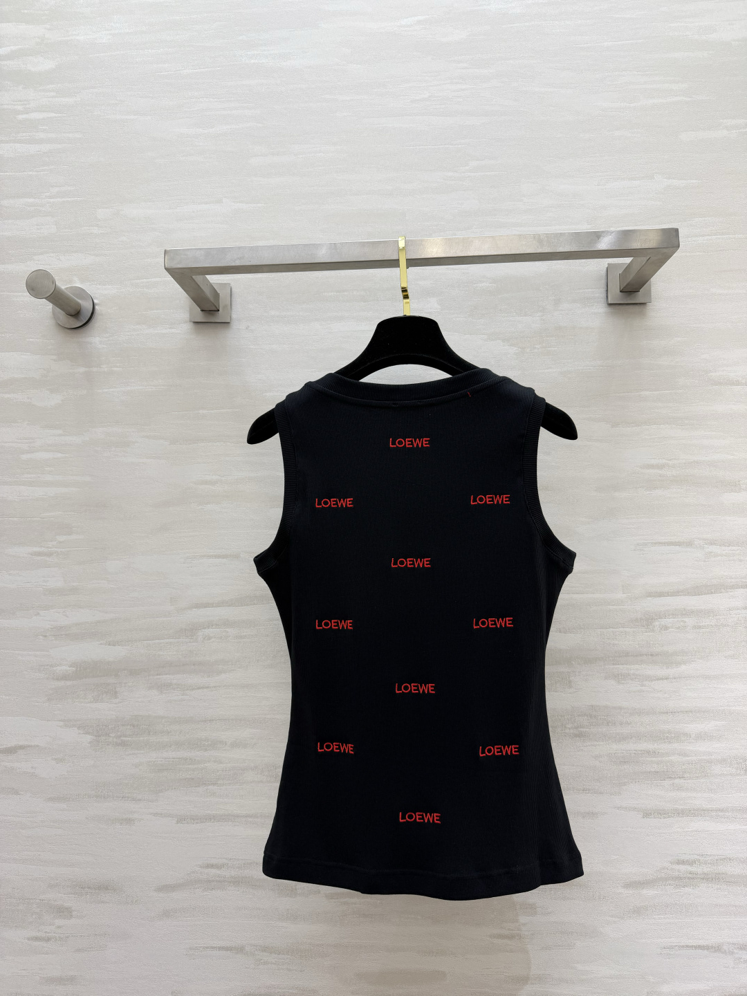 Loew♡²⁶❤️🖤满绣字母针织背心！两色｜正红 / 经典黑 U领版型修饰锁骨线条 满身刺绣logo 精致有辨识度 弹力