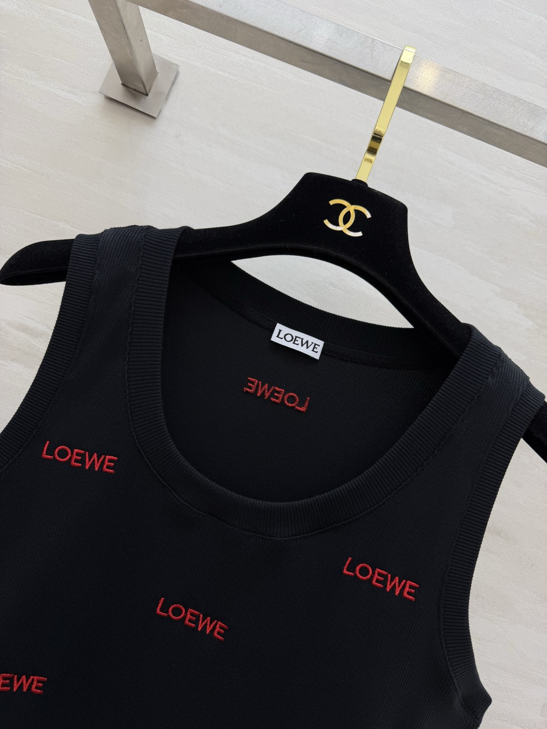 Loew♡²⁶❤️🖤满绣字母针织背心！两色｜正红 / 经典黑 U领版型修饰锁骨线条 满身刺绣logo 精致有辨识度 弹力