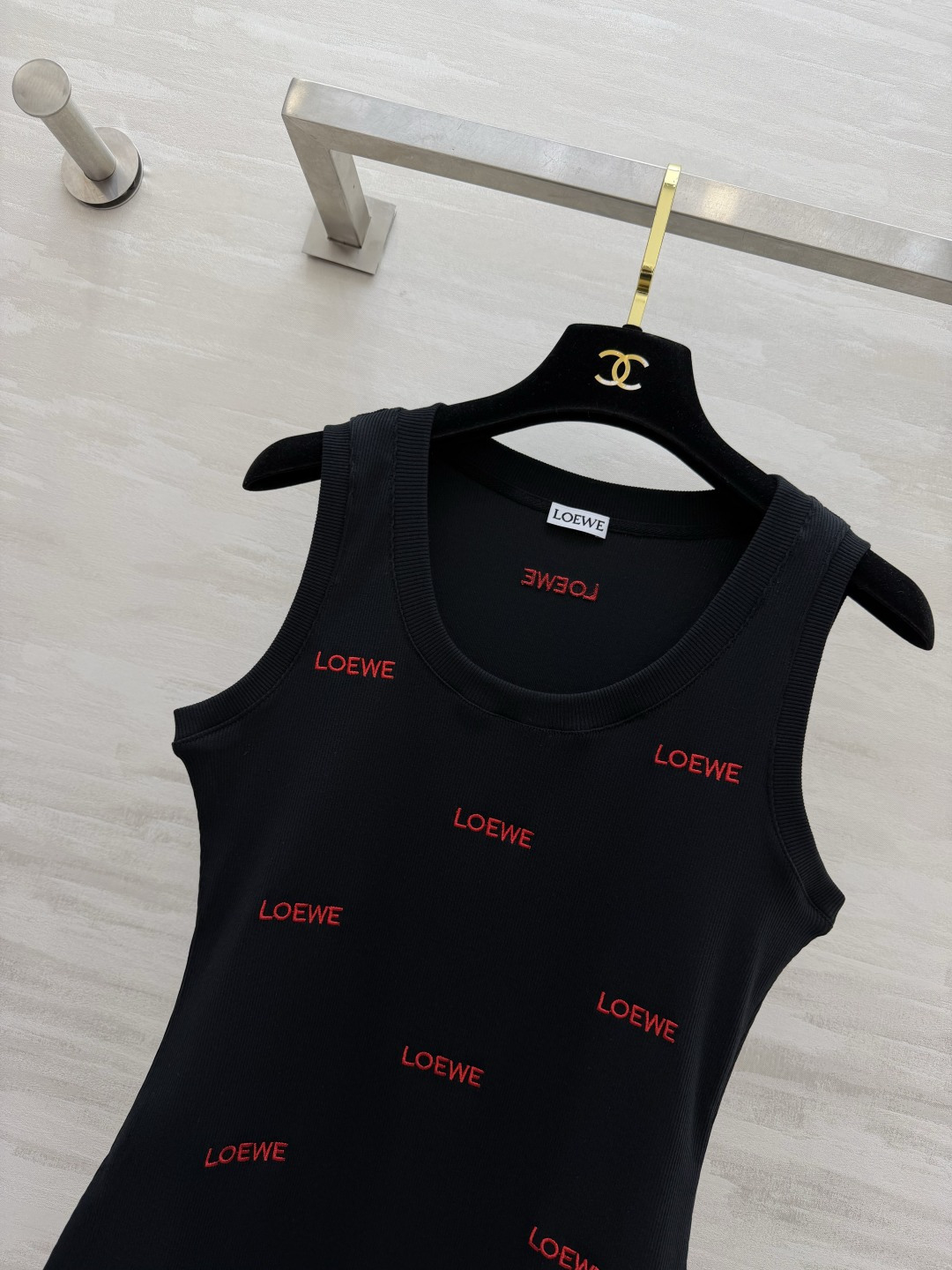 Loew♡²⁶❤️🖤满绣字母针织背心！两色｜正红 / 经典黑 U领版型修饰锁骨线条 满身刺绣logo 精致有辨识度 弹力