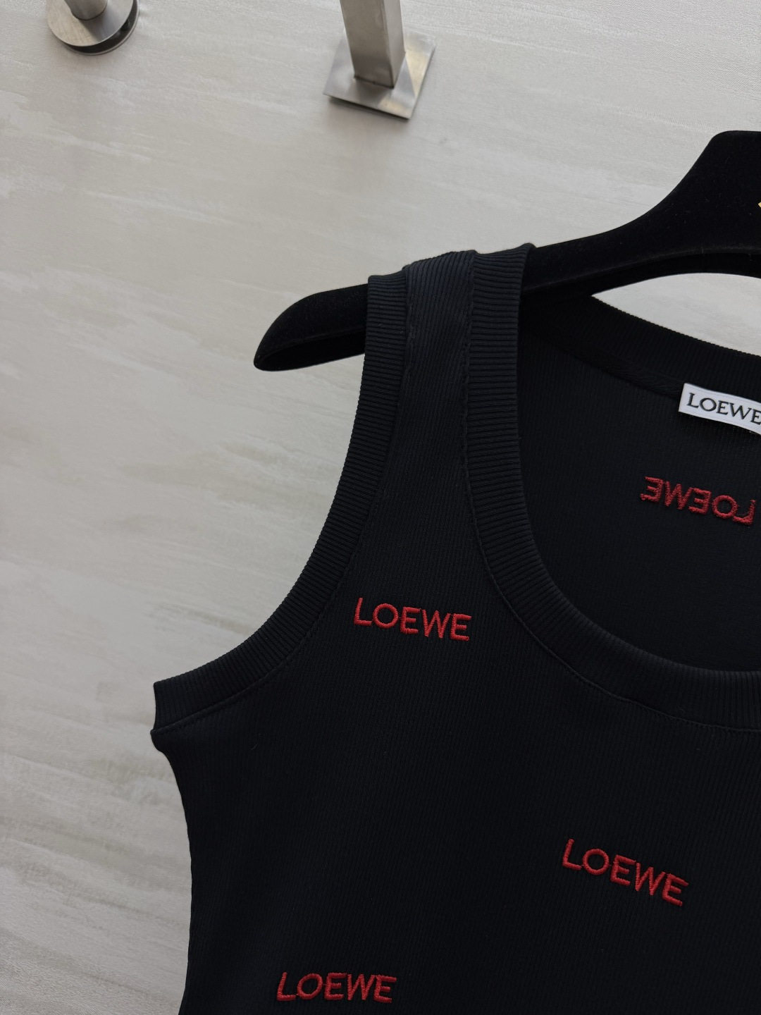 Loew♡²⁶❤️🖤满绣字母针织背心！两色｜正红 / 经典黑 U领版型修饰锁骨线条 满身刺绣logo 精致有辨识度 弹力