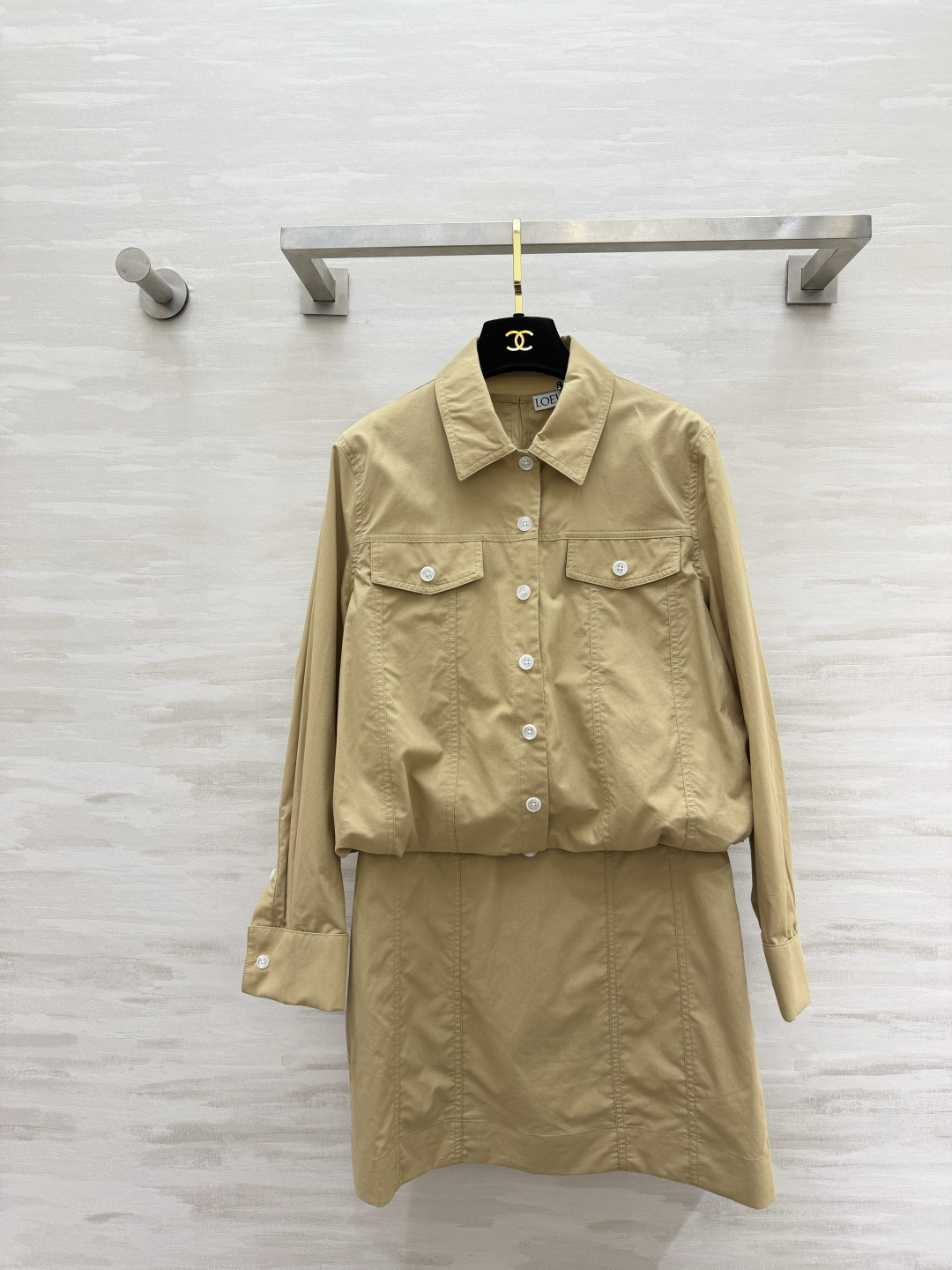 NO:947108,Loew fake two-piece strappy shirt dress!  Two colors white｜khaki!  Sleeveless vest dress, fake two-piece shirt with straps around the waist, small embroidered label on the chest, topstitching, crisp cotton, neat short A-fit, relaxed workwear feel, can be customized with high quality for traveling and commuting. Available in stock first size S/M/L (S size shoulder width 38, bust 100, length 78), Loewe-clothing, loewe, loewe, skirts, shirts,19860909Loew假两件绑带衬衫连衣裙！两色白色｜卡其色！无袖背心裙 腰间绑带衬衫假两件设计 胸前刺绣小标 明线工艺 挺括棉质 利落短A版型 松弛工装感 出游通勤皆可高品质定制 现货首发sizeS/M/L（s码肩宽38,胸围100,衣长78）,罗意威-服装,loewe,loewe,skirts,shirts,,Women's clothing