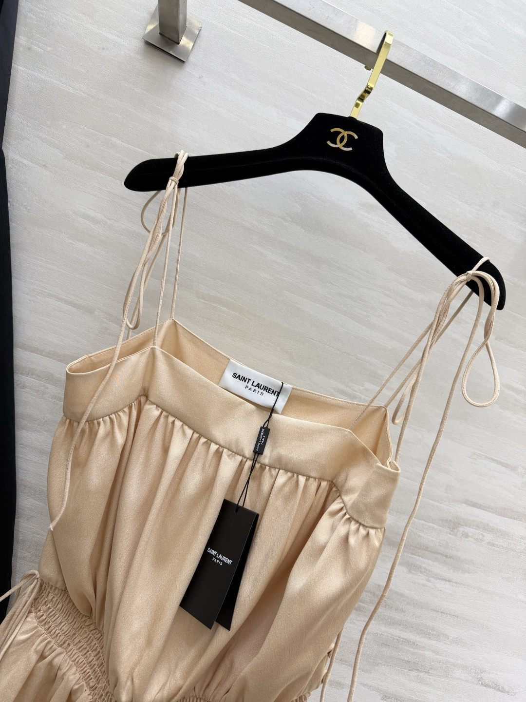 ysl²⁶🤍🖤细绑带吊带连衣裙 两色｜裸米色 / 经典黑 平口方领 可调节细肩带 腰部打揽松紧 凸显腰线 两侧抽绳 调节