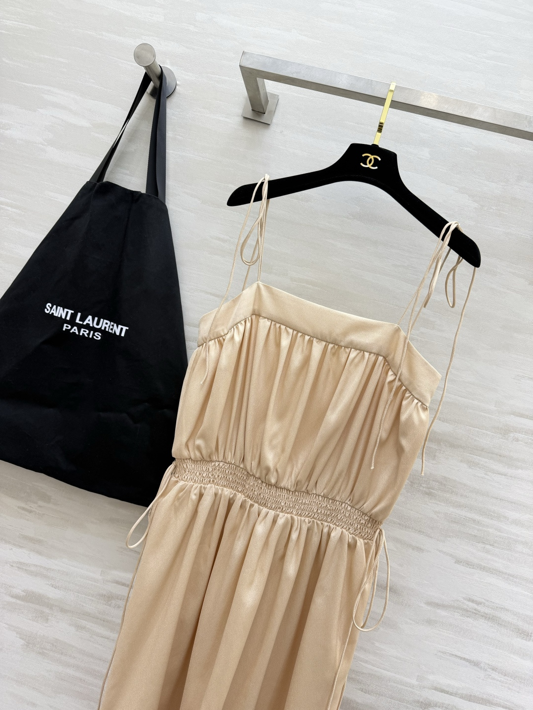ysl²⁶🤍🖤细绑带吊带连衣裙 两色｜裸米色 / 经典黑 平口方领 可调节细肩带 腰部打揽松紧 凸显腰线 两侧抽绳 调节