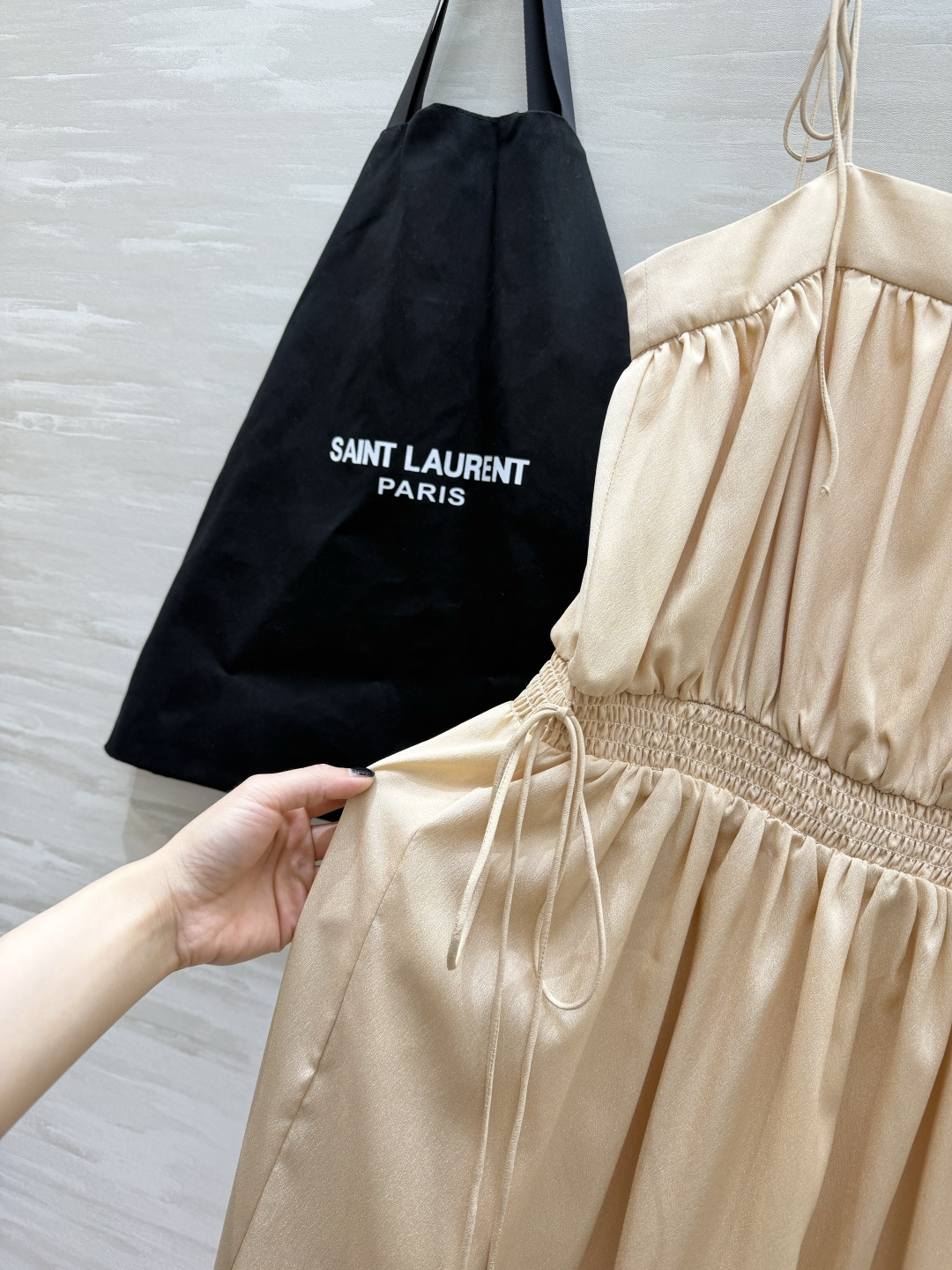 ysl²⁶🤍🖤细绑带吊带连衣裙 两色｜裸米色 / 经典黑 平口方领 可调节细肩带 腰部打揽松紧 凸显腰线 两侧抽绳 调节