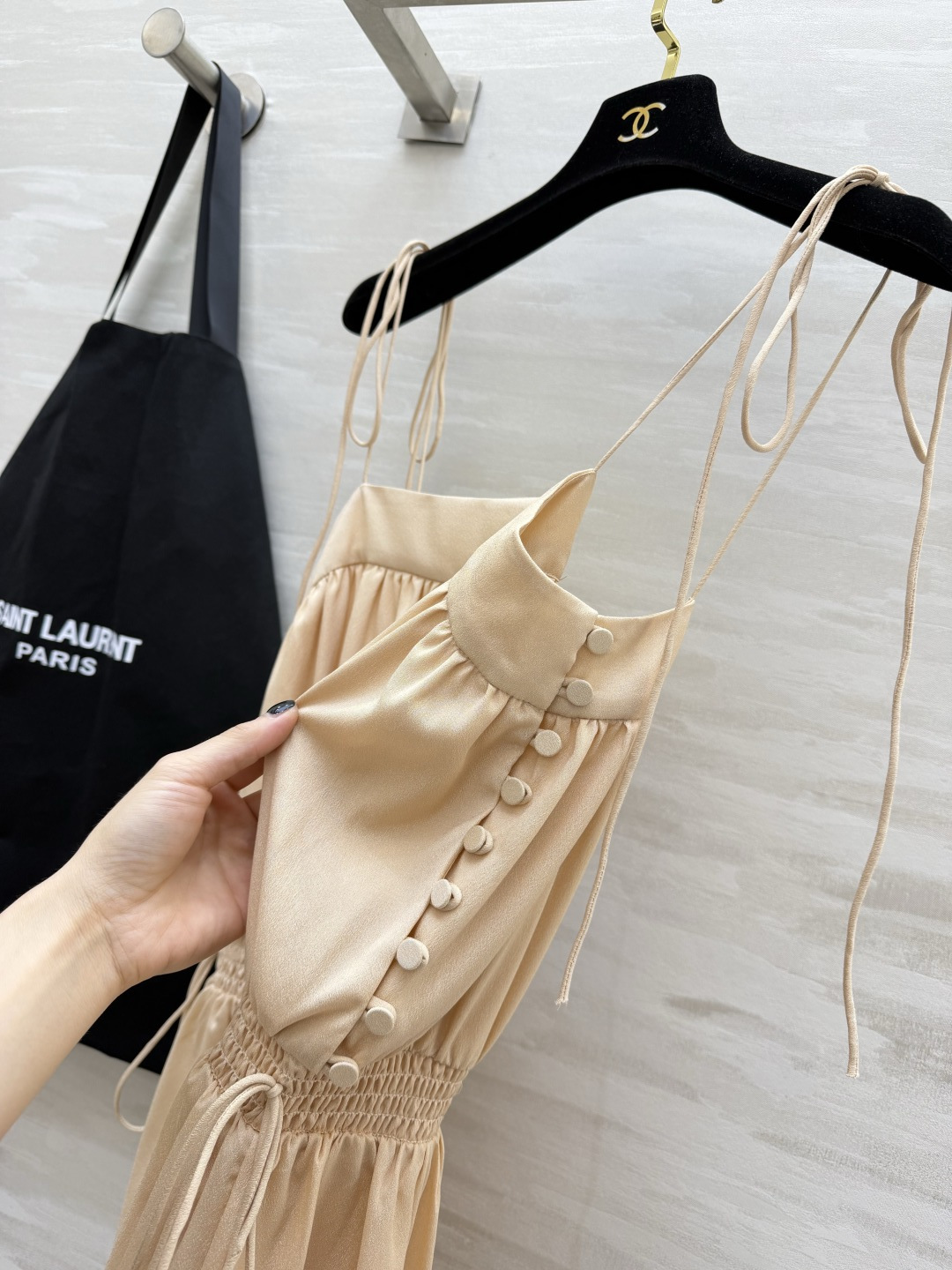 ysl²⁶🤍🖤细绑带吊带连衣裙 两色｜裸米色 / 经典黑 平口方领 可调节细肩带 腰部打揽松紧 凸显腰线 两侧抽绳 调节