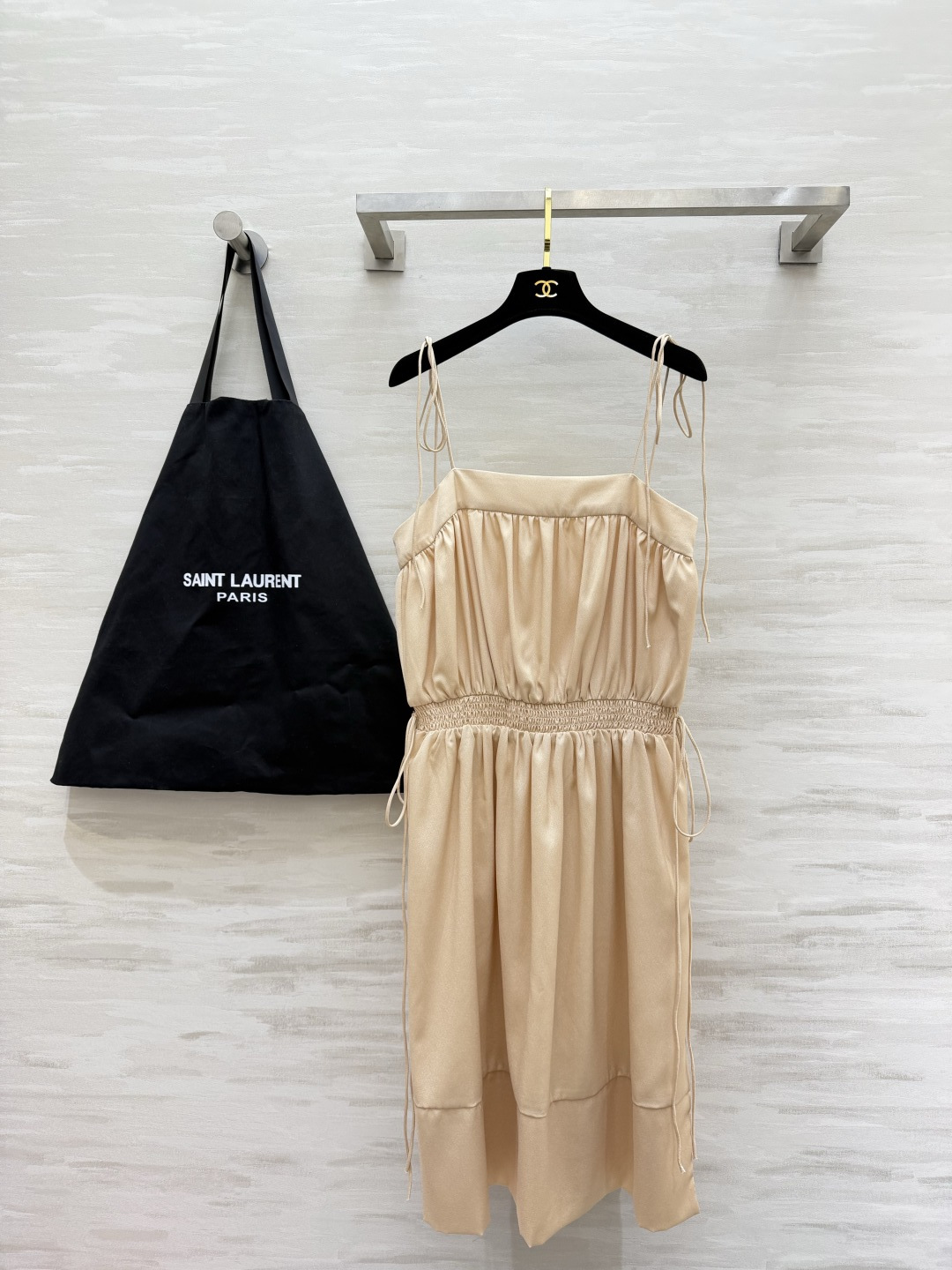 NO:947127,ysl thin strap suspender dress two colors｜Nude beige/classic black Flat square neck Adjustable spaghetti straps Elastic waist Highlight the waistline Drawstrings on both sides Adjust the skirt shape Drape shiny fabric Elegant and relaxed high-quality customization Available in stock first size S/M/L (S size bust 84, waist 66, skirt length 88), Saint Laurent-clothing, saint laurent, saint laurent, skirts,19860909ysl细绑带吊带连衣裙 两色｜裸米色 / 经典黑 平口方领 可调节细肩带 腰部打揽松紧 凸显腰线 两侧抽绳 调节裙摆形态 垂顺光泽面料 优雅松弛高品质定制 现货首发sizeS/M/L（s码胸围84,腰围66,裙长88）,圣罗兰-服装,saint laurent,saint laurent,skirts,,Women's clothing