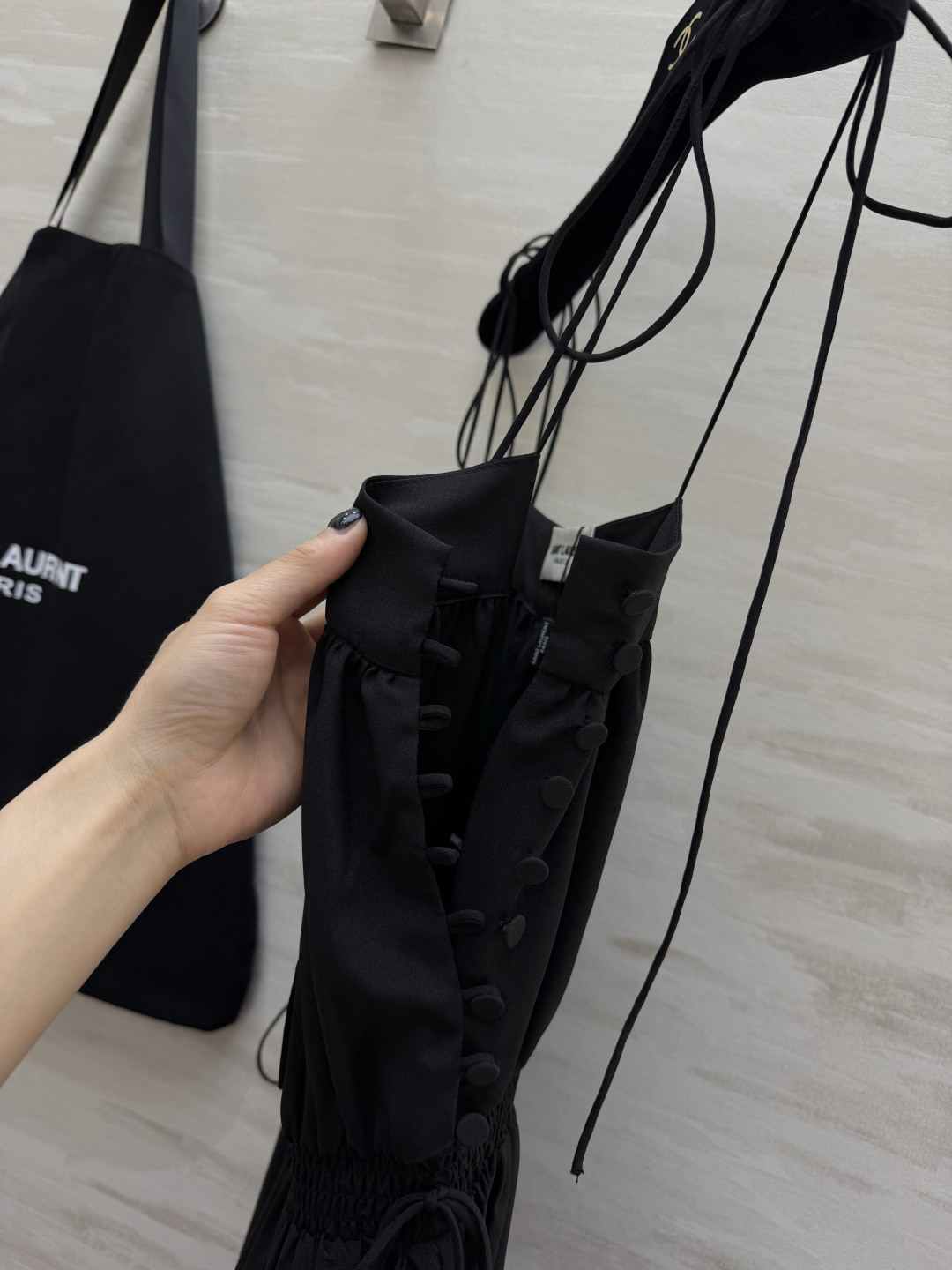 ysl²⁶🤍🖤细绑带吊带连衣裙 两色｜裸米色 / 经典黑 平口方领 可调节细肩带 腰部打揽松紧 凸显腰线 两侧抽绳 调节