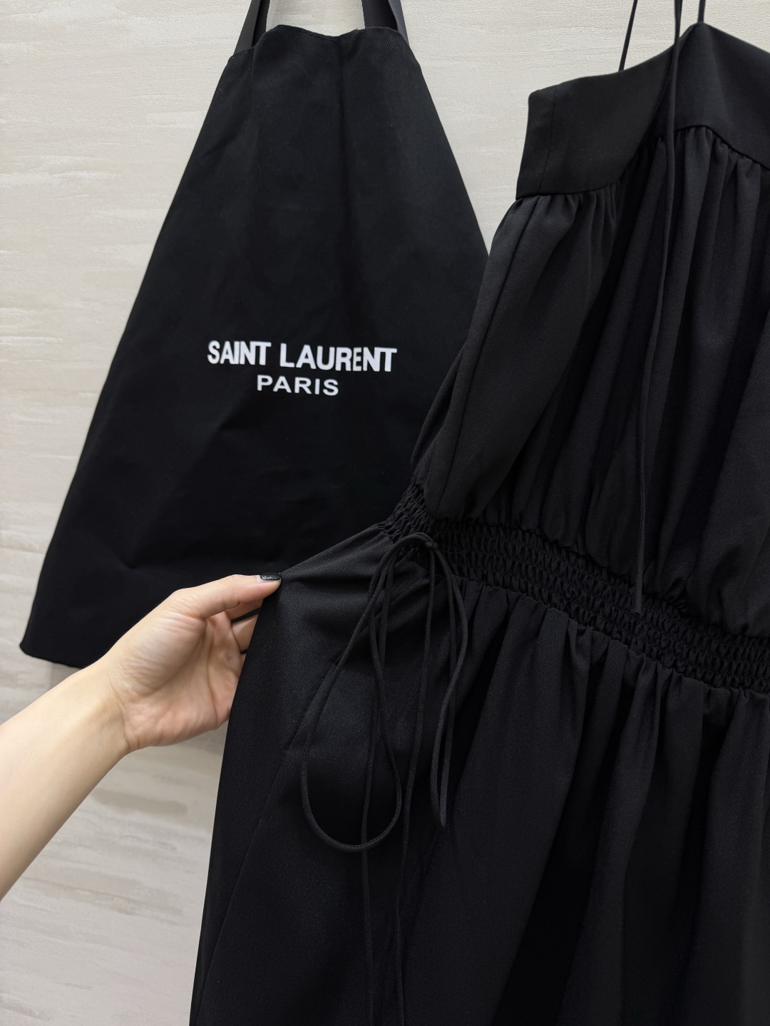 ysl²⁶🤍🖤细绑带吊带连衣裙 两色｜裸米色 / 经典黑 平口方领 可调节细肩带 腰部打揽松紧 凸显腰线 两侧抽绳 调节