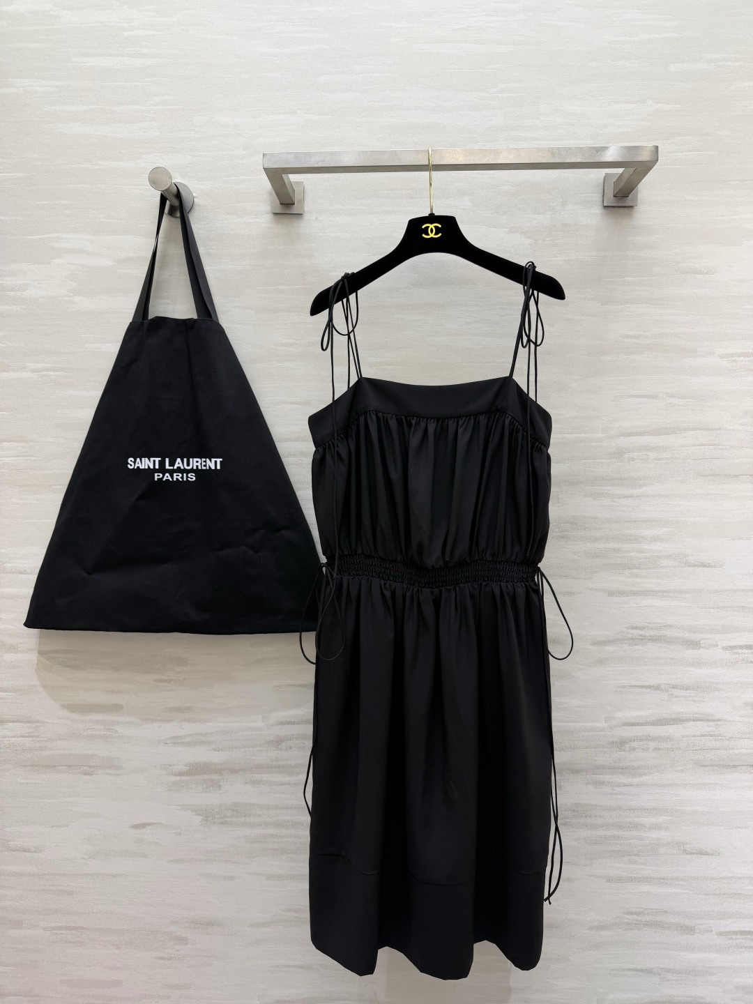 NO:947145,ysl thin strap suspender dress two colors｜Nude beige/classic black Flat square neck Adjustable spaghetti straps Elastic waist Highlight the waistline Drawstrings on both sides Adjust the skirt shape Drape shiny fabric Elegant and relaxed high-quality customization Available in stock first size S/M/L (S size bust 84, waist 66, skirt length 88), Saint Laurent-clothing, saint laurent, saint laurent, skirts,19860909ysl细绑带吊带连衣裙 两色｜裸米色 / 经典黑 平口方领 可调节细肩带 腰部打揽松紧 凸显腰线 两侧抽绳 调节裙摆形态 垂顺光泽面料 优雅松弛高品质定制 现货首发sizeS/M/L（s码胸围84,腰围66,裙长88）,圣罗兰-服装,saint laurent,saint laurent,skirts,,Women's clothing