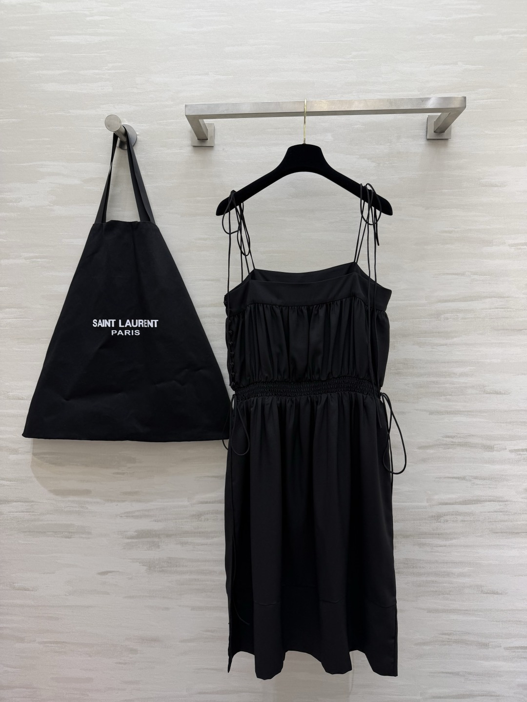 ysl²⁶🤍🖤细绑带吊带连衣裙 两色｜裸米色 / 经典黑 平口方领 可调节细肩带 腰部打揽松紧 凸显腰线 两侧抽绳 调节