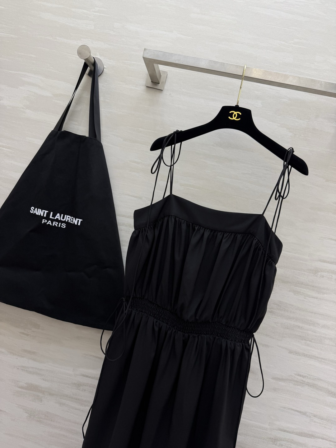 ysl²⁶🤍🖤细绑带吊带连衣裙 两色｜裸米色 / 经典黑 平口方领 可调节细肩带 腰部打揽松紧 凸显腰线 两侧抽绳 调节