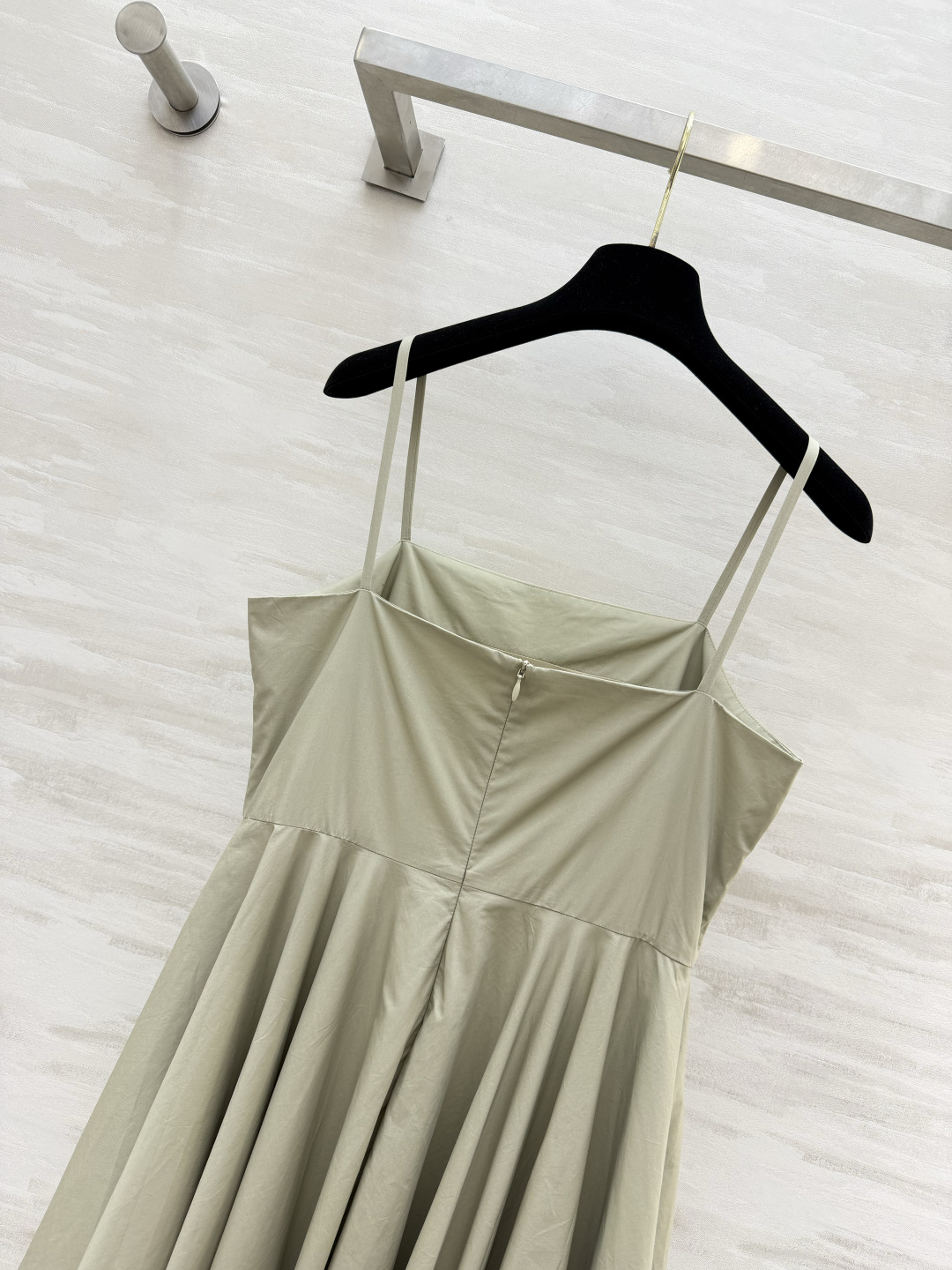 Givench♡²⁶豆绿色方领吊带大摆长裙 细吊带方领优雅露锁骨 高腰线设计 优化身材比例 超大A字裙摆藏肉显瘦 棉质挺