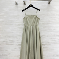 Givench♡²⁶豆绿色方领吊带大摆长裙 细吊带方领优雅露锁骨 高腰线设计 优化身材比例 超大A字裙摆藏肉显瘦 棉质挺 Givench♡²⁶豆绿色方领吊带大摆长裙 细吊带方领优雅露锁骨 高腰线设计 优化身材比例 超大A字裙摆藏肉显瘦 棉质挺