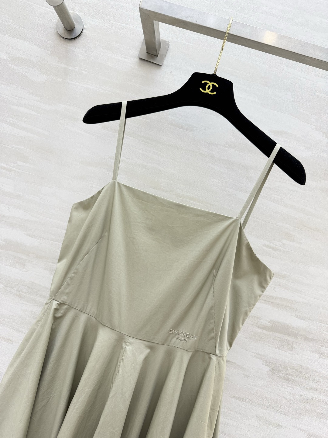 Givench♡²⁶豆绿色方领吊带大摆长裙 细吊带方领优雅露锁骨 高腰线设计 优化身材比例 超大A字裙摆藏肉显瘦 棉质挺
