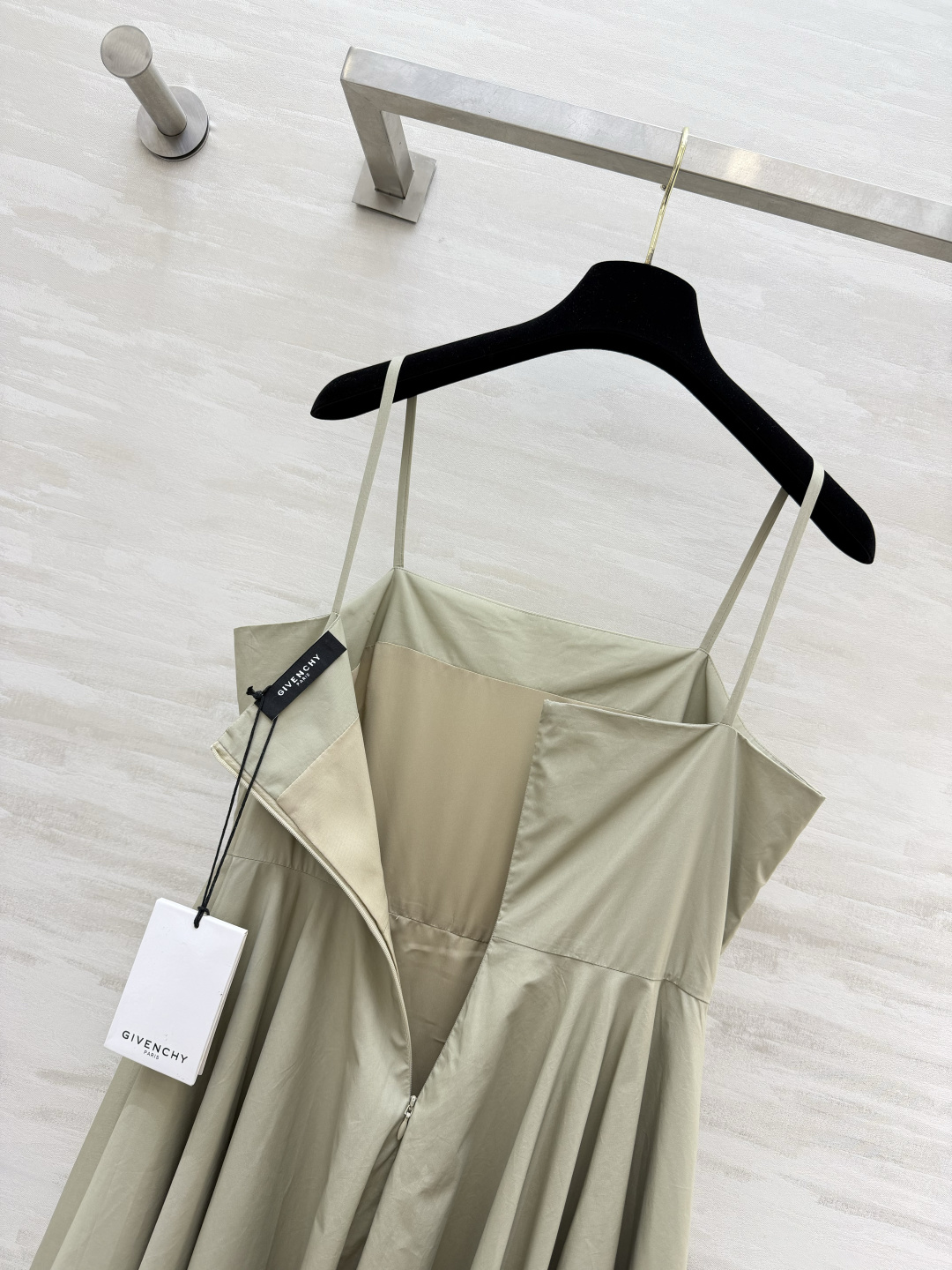 Givench♡²⁶豆绿色方领吊带大摆长裙 细吊带方领优雅露锁骨 高腰线设计 优化身材比例 超大A字裙摆藏肉显瘦 棉质挺
