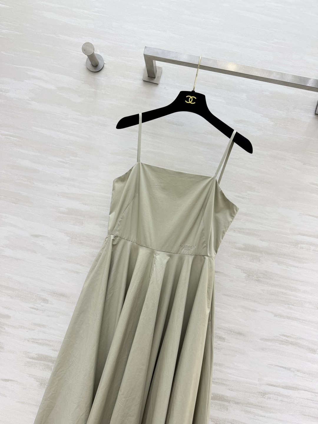 Givench♡²⁶豆绿色方领吊带大摆长裙 细吊带方领优雅露锁骨 高腰线设计 优化身材比例 超大A字裙摆藏肉显瘦 棉质挺