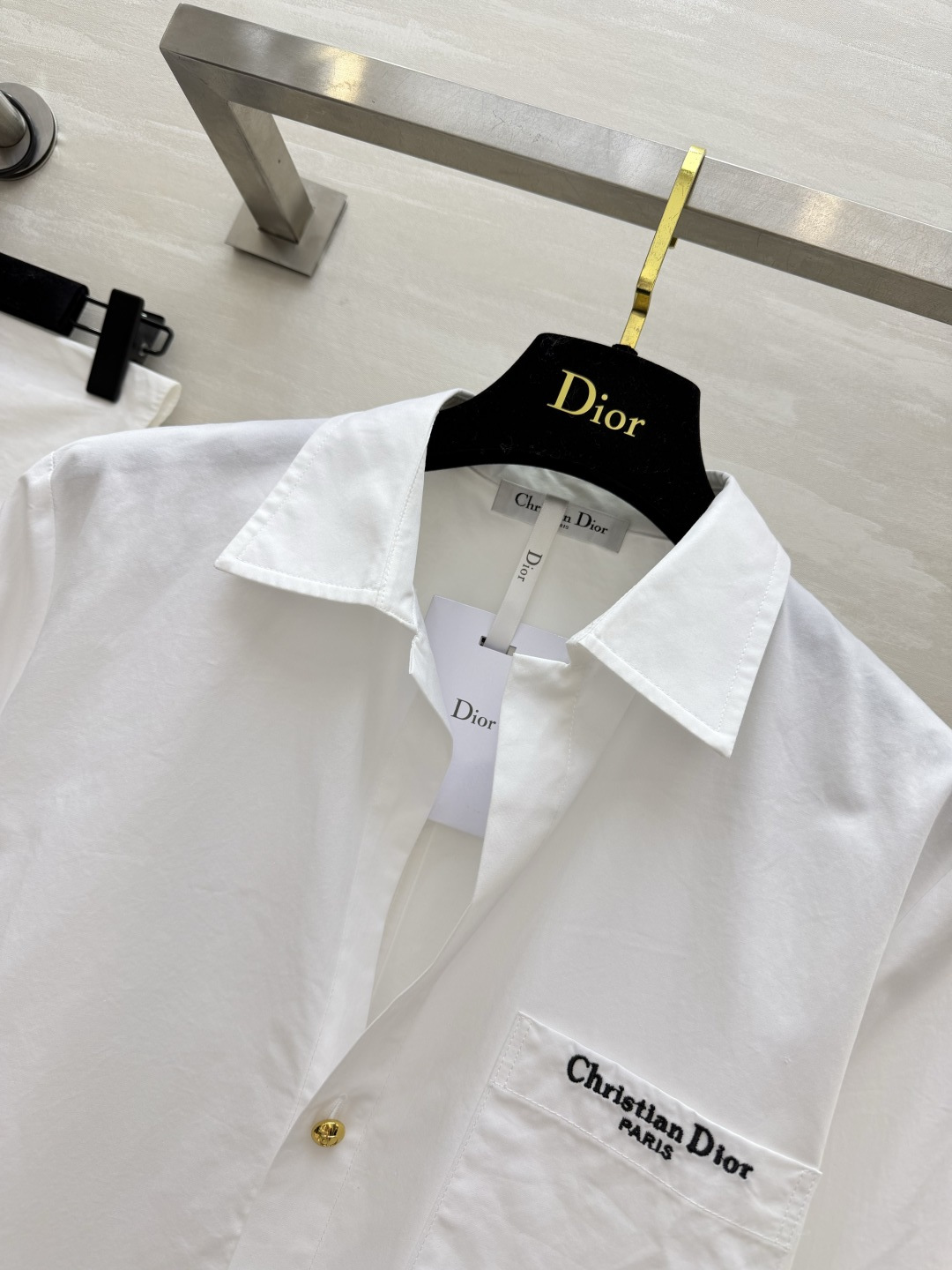 Dio♡²⁶刺绣金扣衬衫▪️黑白双色 ✔高支棉质｜挺括抗皱 ✔口袋刺绣logo 单颗金扣细节✔宽松oversize版型 