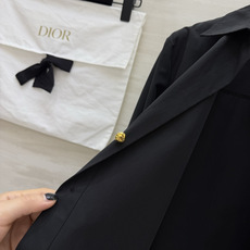 Dio♡²⁶刺绣金扣衬衫▪️黑白双色 ✔高支棉质|挺括抗皱 ✔口袋刺绣logo 单颗金扣细节✔宽松oversize版型 Dio♡²⁶刺绣金扣衬衫▪️黑白双色 ✔高支棉质|挺括抗皱 ✔口袋刺绣logo 单颗金扣细节✔宽松oversize版型