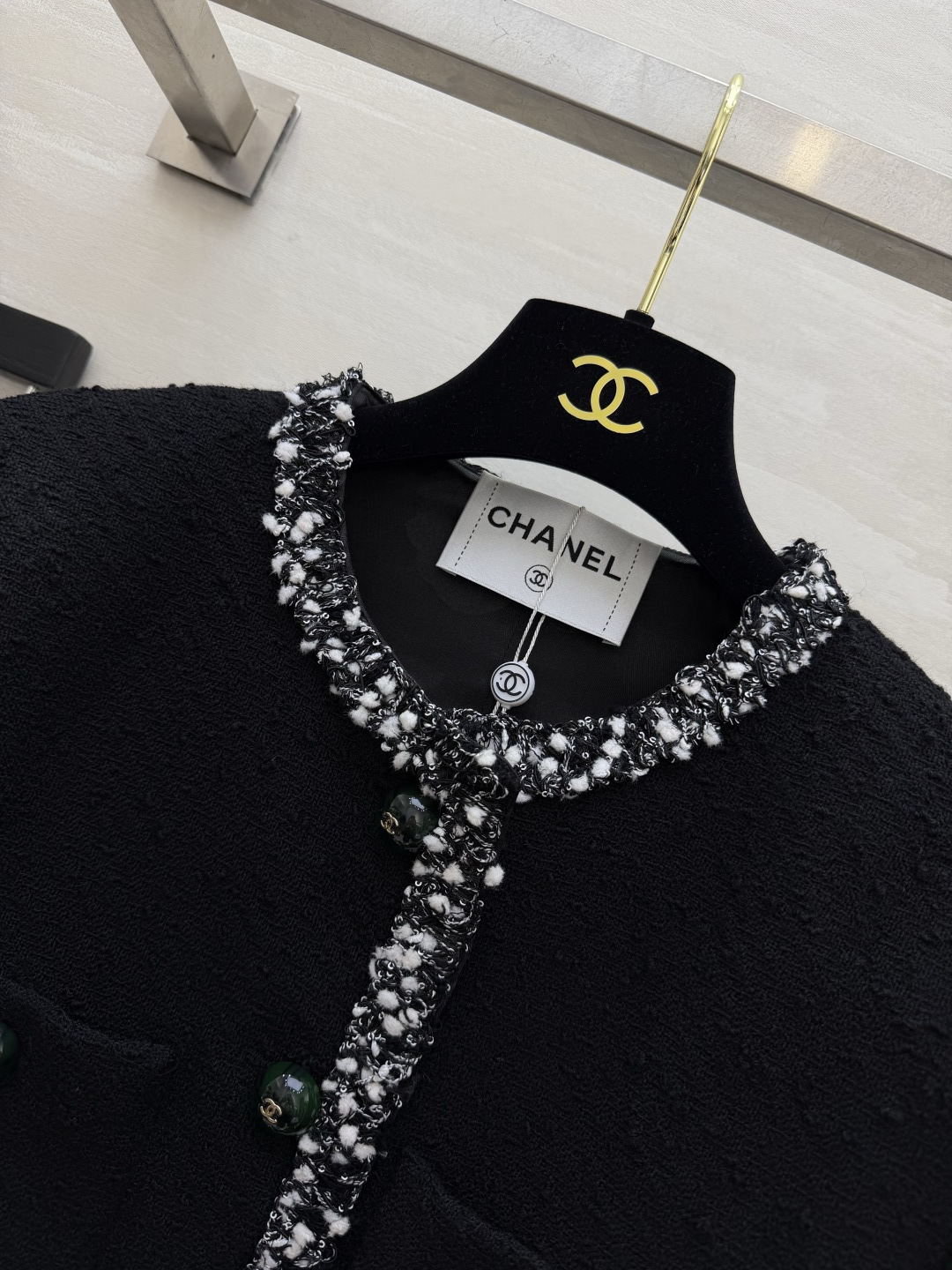Chane♡²⁶宝石扣粗花呢外套 黑色粗花呢｜肌理高级 撞色编织镶边 墨绿宝石扣 经典四口袋 短款显高版型 贵气不浮夸 