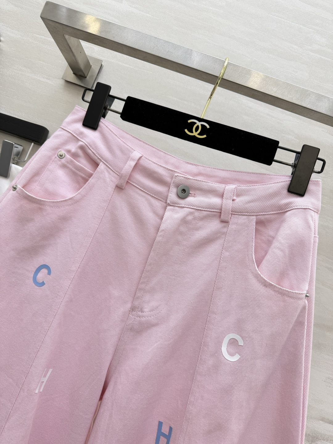 ▪️Chane♡²⁶字母刺绣阔腿裤 奶白｜樱花粉 两个配色！灯笼裤型巨藏肉 修饰腿型一绝 散落字母刺绣🪡细节氛围感拉满 