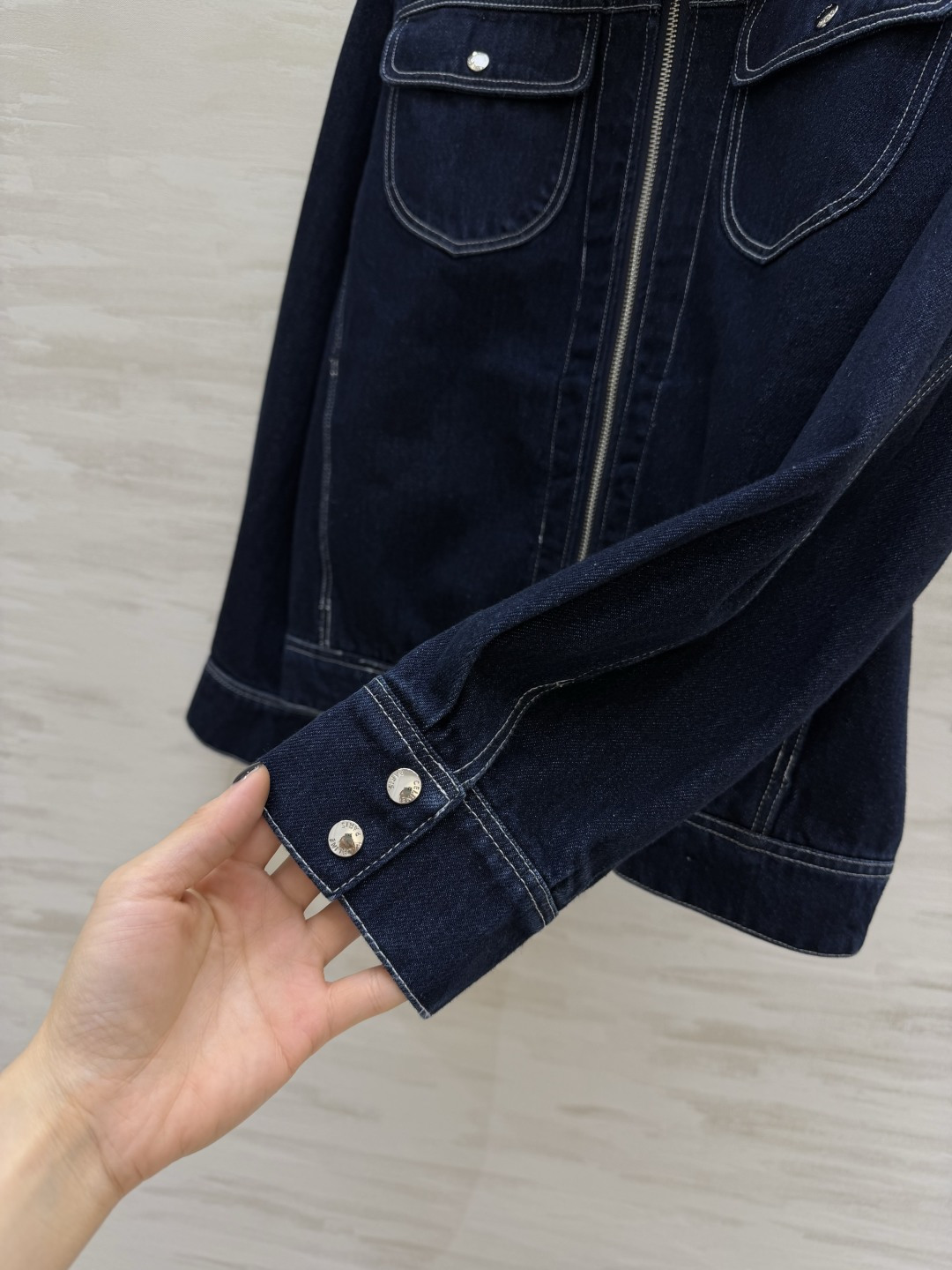 Celin♡²⁶▪️复古原色牛仔外套 深蓝原牛面料｜挺括有型 撞色明线走线 工装双口袋设计 拉链翻领宽松落肩剪裁 飒爽休