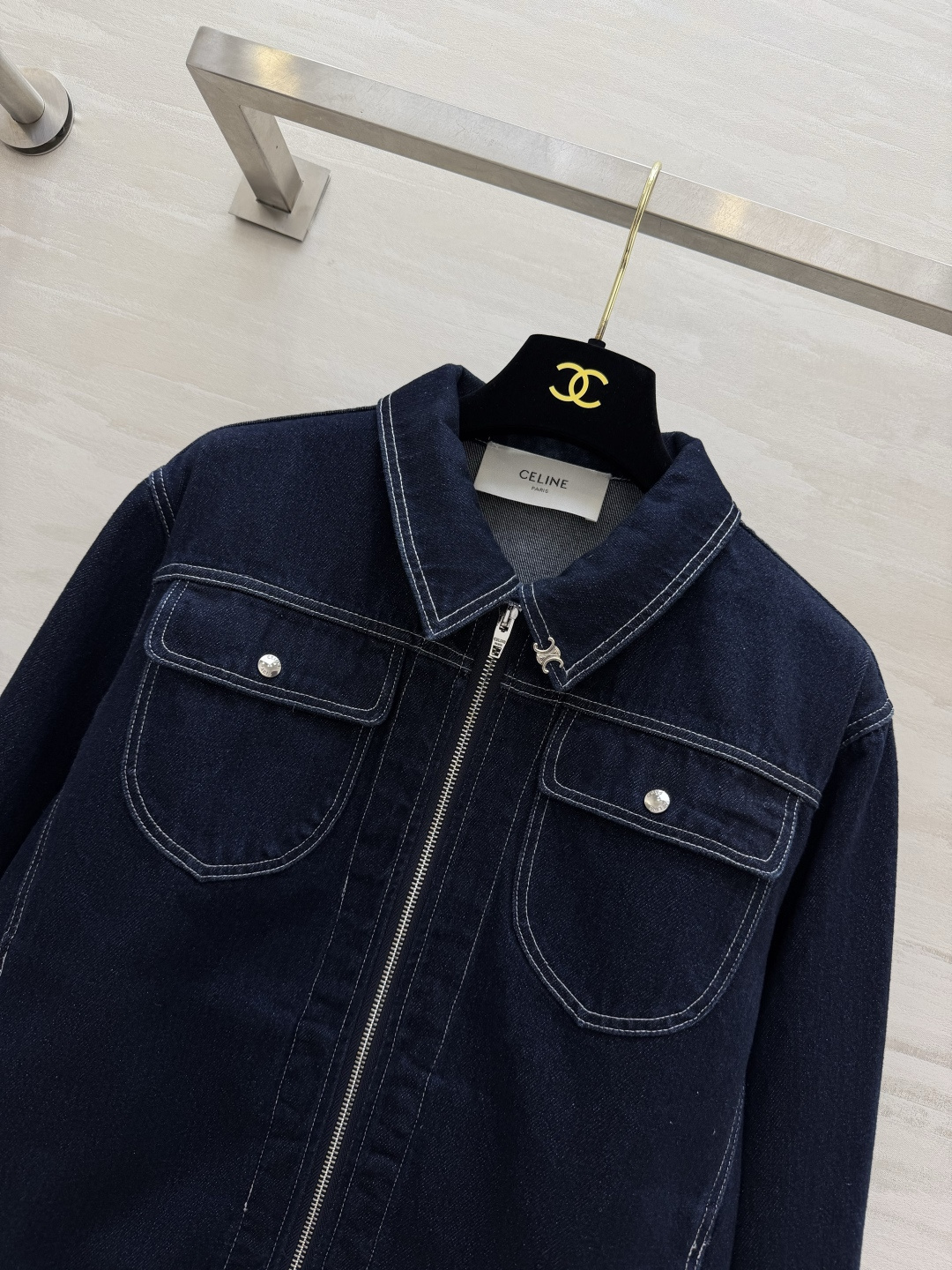 Celin♡²⁶▪️复古原色牛仔外套 深蓝原牛面料｜挺括有型 撞色明线走线 工装双口袋设计 拉链翻领宽松落肩剪裁 飒爽休