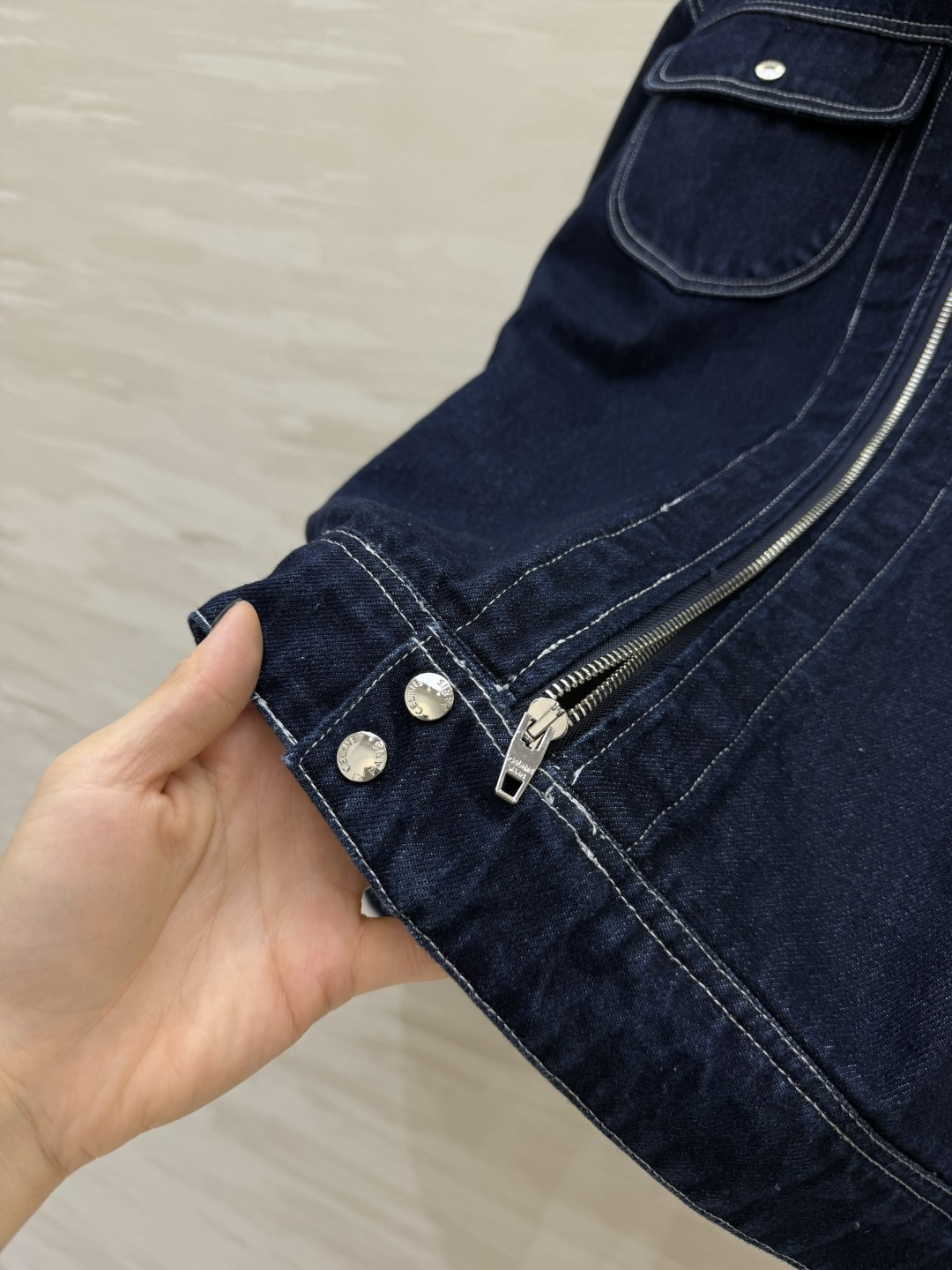 Celin♡²⁶▪️复古原色牛仔外套 深蓝原牛面料｜挺括有型 撞色明线走线 工装双口袋设计 拉链翻领宽松落肩剪裁 飒爽休