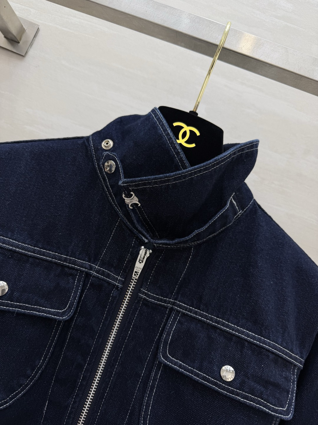 Celin♡²⁶▪️复古原色牛仔外套 深蓝原牛面料｜挺括有型 撞色明线走线 工装双口袋设计 拉链翻领宽松落肩剪裁 飒爽休