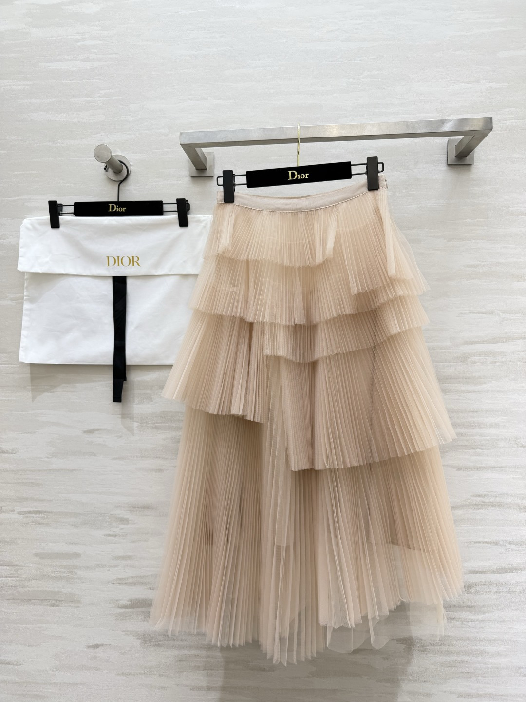 NO:948122,DIO atmosphere multi-layered cake gauze skirt available in black/nude pink. Romantic and high-end. Layers of laminated pleated mesh are stacked. The layers are staggered. Smart and elegant. Delicate pleating process. The skirt has a drape feeling, which brings a sense of atmosphere when walking. High-waist tailoring optimizes body proportions. Nude pink is gentle and fairy-like. Black is elegant and noble. It goes well with simple T-shirts, knits, and shirts!  Suitable for daily life and dating. Wear a gentle atmosphere on your body. High-quality customization. Available in stock first size 36/38/40/42 (36 waist 68, skirt length 86), Dior-clothing, dior, dior, skirts, shirts, tees, t-shirt,19860909DIO氛围感多层蛋糕纱裙黑/裸粉双色可选 浪漫又高级 层层压褶网纱堆叠 层次错落有致 灵动飘逸 细腻压褶工艺 裙摆自带垂坠感,走动自带氛围感 高腰剪裁优化身材比例 裸粉温柔仙气 黑色优雅显贵 搭配简单T恤、针织、衬衫都很出彩！日常、约会都适配 把温柔氛围感穿在身上 高品质定制 现货首发size36/38/40/42（36腰围68,裙长86）,迪奥-服装,dior,dior,skirts,shirts,tees，t-shirt,,Women's clothing