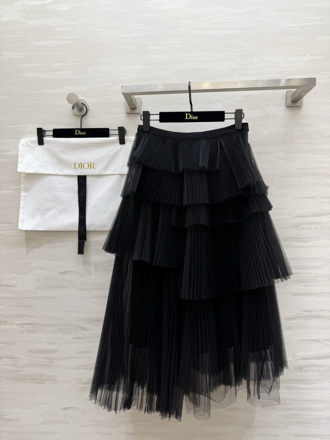 NO:948145,DIO atmosphere multi-layered cake gauze skirt available in black/nude pink. Romantic and high-end. Layers of laminated pleated mesh are stacked. The layers are staggered. Smart and elegant. Delicate pleating process. The skirt has a drape feeling, which brings a sense of atmosphere when walking. High-waist tailoring optimizes body proportions. Nude pink is gentle and fairy-like. Black is elegant and noble. It goes well with simple T-shirts, knits, and shirts!  Suitable for daily life and dating. Wear a gentle atmosphere on your body. High-quality customization. Available in stock first size 36/38/40/42 (36 waist 68, skirt length 86), Dior-clothing, dior, dior, skirts, shirts, tees, t-shirt,19860909DIO氛围感多层蛋糕纱裙黑/裸粉双色可选 浪漫又高级 层层压褶网纱堆叠 层次错落有致 灵动飘逸 细腻压褶工艺 裙摆自带垂坠感,走动自带氛围感 高腰剪裁优化身材比例 裸粉温柔仙气 黑色优雅显贵 搭配简单T恤、针织、衬衫都很出彩！日常、约会都适配 把温柔氛围感穿在身上 高品质定制 现货首发size36/38/40/42（36腰围68,裙长86）,迪奥-服装,dior,dior,skirts,shirts,tees，t-shirt,,Women's clothing