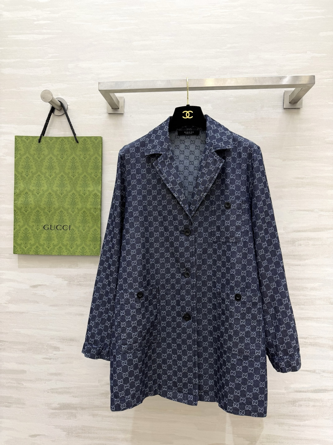 NO:948167,Gucc all-print jacquard denim suit, denim old-flower all-over jacquard suit lapel, multi-pocket workwear design, loose mid-length denim fabric with solid texture, strong wear plasticity, retro and advanced, high-quality customization for daily commuting and leisure. Available in stock first size S/M/L (S size shoulder width 40.5, bust 102, length 70.5), Gucci-clothing, gucci, gucci, business suit,19860909Gucc满印提花牛仔西装 丹宁蓝老花满印提花西装翻领 多口袋工装设计 宽松中长版型丹宁面料质感扎实 穿搭可塑性强 复古高级 日常通勤休闲皆可高品质定制 现货首发sizeS/M/L（s码肩宽40.5,胸围102,衣长70.5）,古驰-服装,gucci,gucci,business suit,,Women's clothing