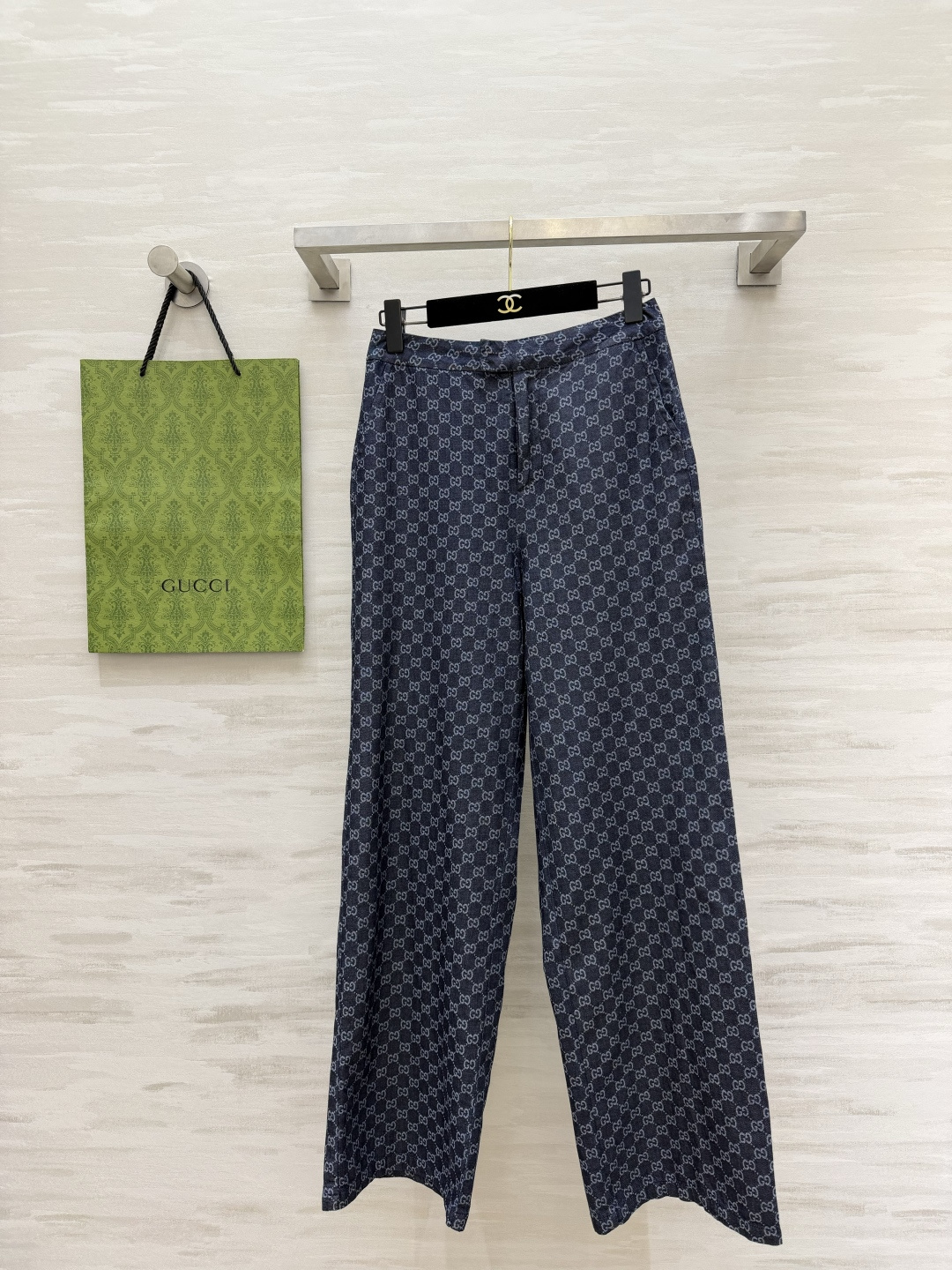 NO:948179,Gucc presbyopia jacquard denim wide-leg pants are a complete set of the same series. The denim base color is matched with all-over dark-grained presbyopia jacquard. It is low-key and not exaggerated. It has a retro atmosphere. The high-waisted straight wide-leg tailoring has an online drape that perfectly modifies the leg shape. It is full of aura when paired with a jacket from the same series. It also looks great when paired with a simple top. It is suitable for daily leisure and commuting, and the retro accent is stable!  High-quality customization, available in stock first size S/M/L (S size waist 68, hip 94), Gucci-clothing, gucci, gucci, jackets & coats,19860909Gucc老花提花牛仔阔腿裤同系列成套神裤 丹宁底色搭配满幅暗纹老花提花 低调不浮夸 复古氛围感拉满 高腰直筒阔腿剪裁 垂感在线 修饰腿型一绝 搭配同系列外套成套穿气场十足 单搭简单上衣也很出彩 日常休闲、通勤都适配,复古腔调稳稳拿捏！高品质定制 现货首发sizeS/M/L（s码腰围68,臀围94）,古驰-服装,gucci,gucci,jackets & coats,,Women's clothing