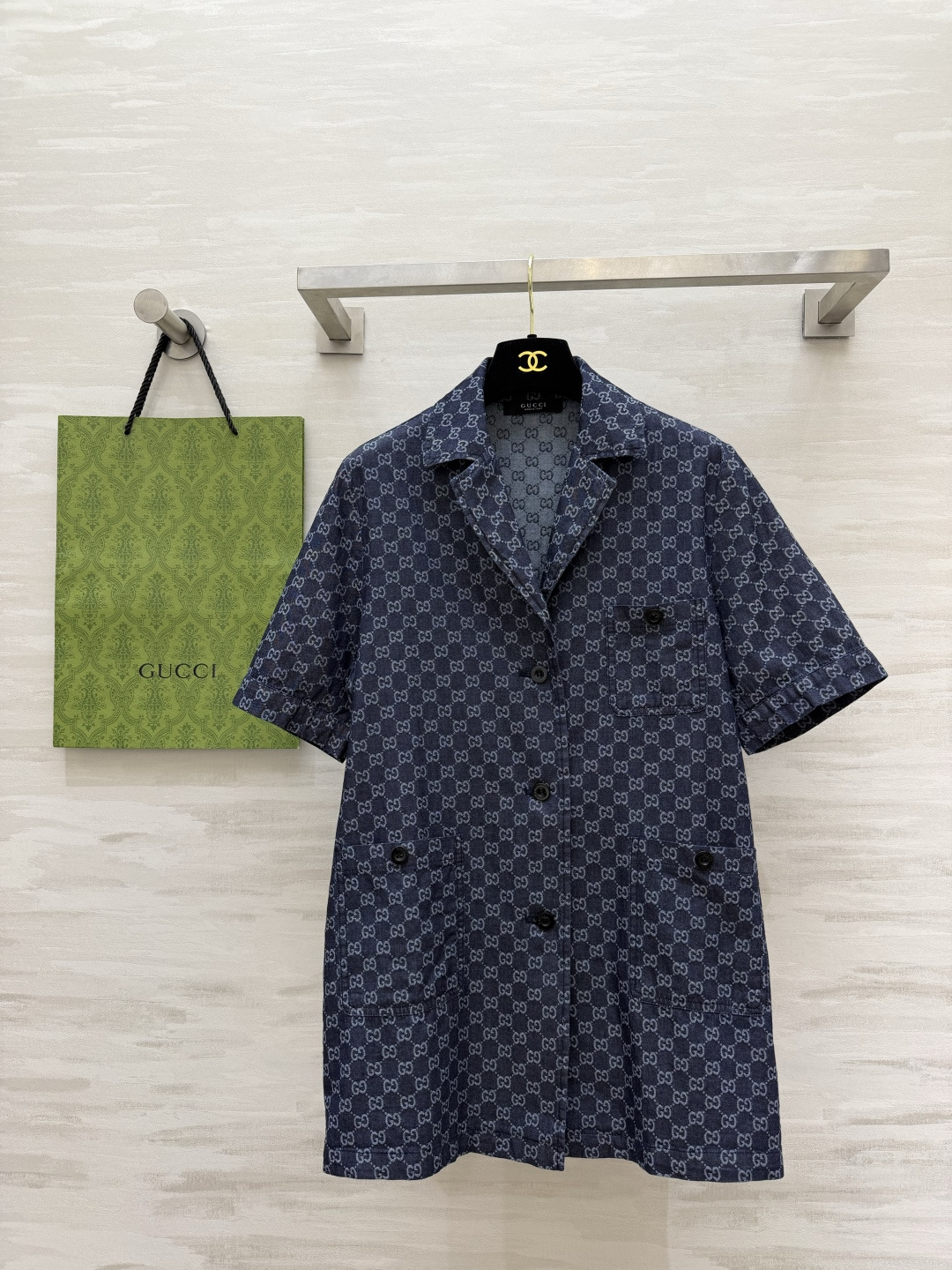 NO:948202,Gucc presbyopia jacquard short-sleeved work shirt, denim blue all-over prescott jacquard Cuban lapel, multi-pocket workwear design, loose shoulder design, light denim fabric, breathable and comfortable, can be worn alone or as a cardigan, suitable for wide-leg pants of the same series, casual and retro, easy to match for daily commuting, high-quality customization, available now, sizeS/M/L (S size shoulder width 40, bust 102), Gucci-clothing, gucci, gucci, shirts, T-shirt,19860909Gucc老花提花短袖工装衬衫 丹宁蓝满印老花提花古巴翻领 多口袋工装设计 宽松落肩版型 轻薄丹宁面料 透气舒适 可单穿可做开衫 适配同系列阔腿裤 休闲复古 日常通勤都好搭高品质定制 现货首发sizeS/M/L（s码肩宽40,胸围102）,古驰-服装,gucci,gucci,shirts,T-shirt,,Women's clothing
