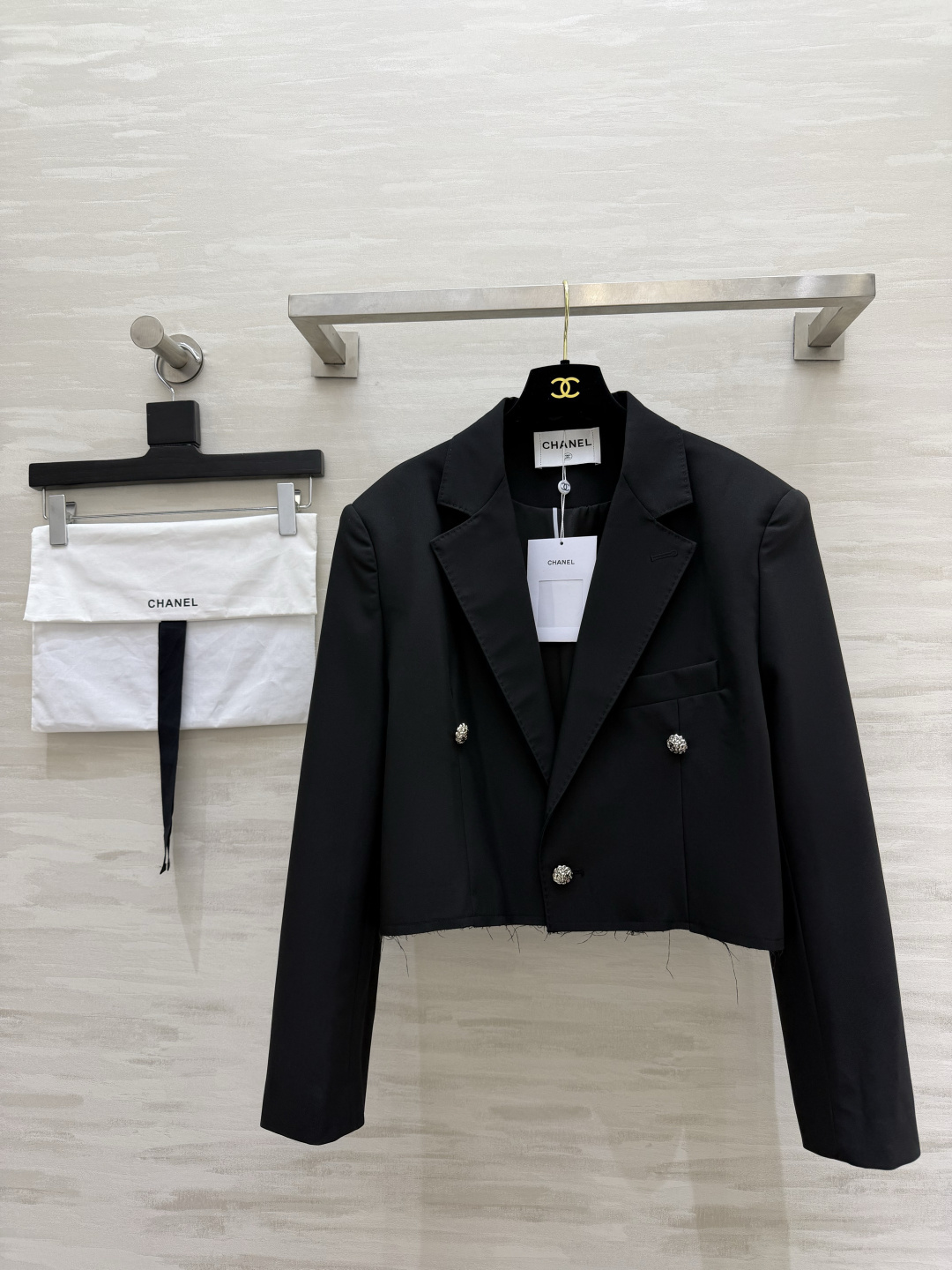 NO:948503,Chane black raw-edged short suit. Notched lapel classic suit style. Diamond-encrusted camellia buttons. Deconstructed raw edge design at the hem. Highly recognizable. High-waisted short tailoring. High elongation ratio. Drape high-quality fabric. The upper body is neat and slim. Sweet and cool style. Versatile. Practical item all year round!  High-quality customization, available in stock first size S/M/L (S size shoulder width 45, bust 110, length 46), Chanel-clothing, chanel, chanel, business suit,19860909Chane黑色毛边短款西装 平驳领经典西装版型 镶钻山茶花纽扣 下摆毛边解构设计 辨识度拉满 高腰短款剪裁 显高拉长比例 垂感优质面料 上身利落显瘦 甜酷风百搭 一年四季实用单品！高品质定制 现货首发sizeS/M/L（s码肩宽45,胸围110,衣长46）,香奈儿-服装,chanel,chanel,business suit,,Women's clothing