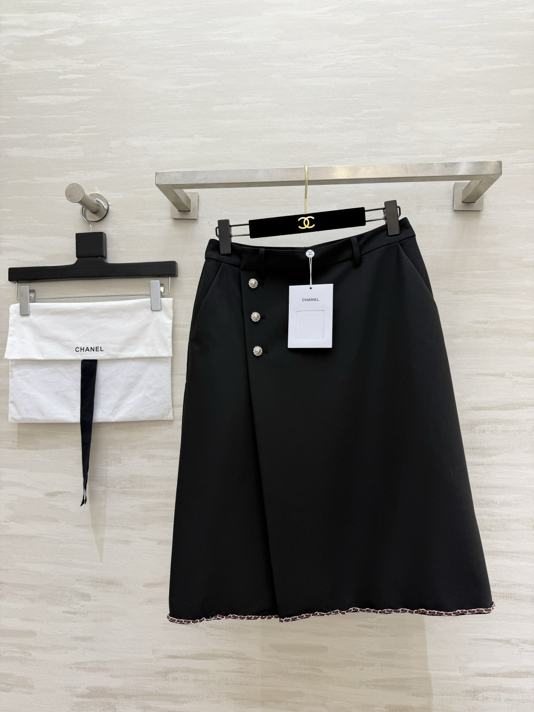 NO:948526,Chane black wrap-style mid-length skirt with oblique camellia diamond buttons. Gorgeous and exquisite. Ribbon piping on the skirt. Classic small fragrance elements. Wrap-up version hides the flesh to show slimming and accommodates the body shape. Stiff and anti-wrinkle fabric. Comes with pockets. Can be matched with suits and shirts!  High-quality customization, available in stock first size S/M/L (S size waist 68, hip 94, skirt length 63), Chanel-clothing, chanel, chanel, skirts, business suit,19860909Chane黑色围裹式中长半裙 斜排山茶花钻扣 华丽精致 裙摆织带滚边 经典小香元素 围裹版型藏肉显瘦包容身形 挺括抗皱面料 设有口袋 西装衬衣万能搭配！高品质定制 现货首发sizeS/M/L（s码腰围68,臀围94,裙长63）,香奈儿-服装,chanel,chanel,skirts,business suit,,Women's clothing