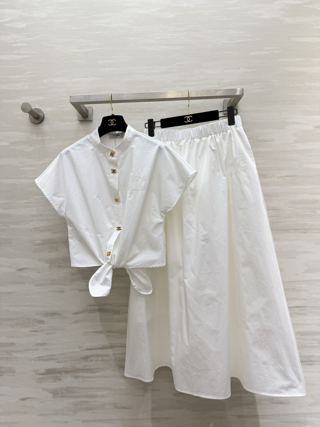 NO:948552,Celin white embroidered cotton two-piece suit Stand-collar knotted short shirt A-line wide hem skirt Metallic gold buttons with same-color embroidery details Small flying sleeves shirt Hem can be knotted Elastic waist skirt  Available in stock first size S/M/L (S size bust 98, dress length 45, skirt waist 64, skirt length 88), Celine-clothing, celine, celine, skirts, shirts,19860909Celin白色刺绣棉料两件套套装 立领打结短衬衫 A字大摆半裙 金属金扣同色刺绣细节 小飞袖衬衫 下摆可打结造型 半裙松紧腰 A字裙摆藏肉显瘦 棉质挺括透气 成套无需搭配 温柔干净风 出游通勤都好看 高品质定制 现货首发sizeS/M/L（s码胸围98,衣长45,半裙腰围64,裙长88）,赛琳-服装,celine,celine,skirts,shirts,,Women's clothing