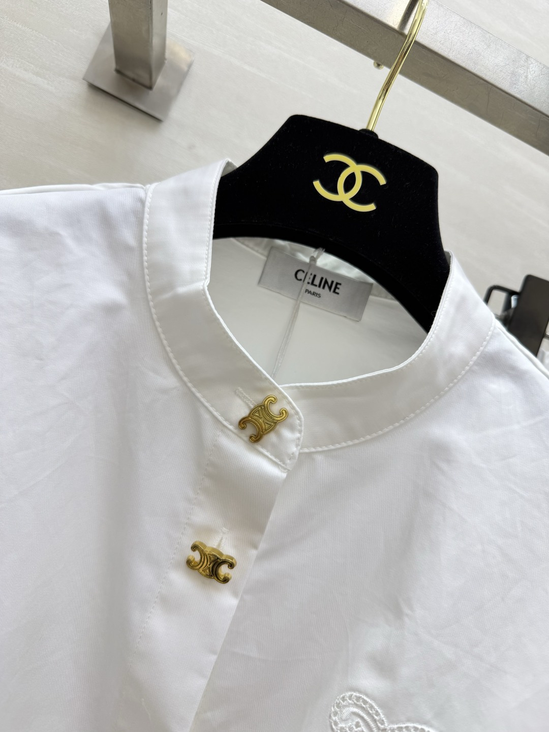 Celin♡²⁶白色刺绣棉料两件套套装 立领打结短衬衫 A字大摆半裙✨ 金属金扣同色刺绣细节 小飞袖衬衫 下摆可打结造型