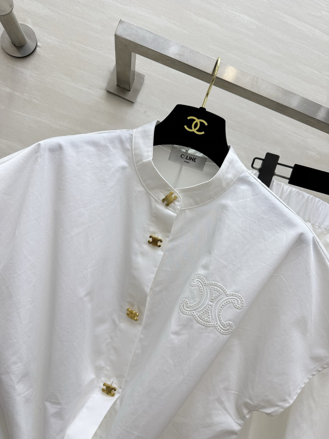 Celin♡²⁶白色刺绣棉料两件套套装 立领打结短衬衫 A字大摆半裙✨ 金属金扣同色刺绣细节 小飞袖衬衫 下摆可打结造型
