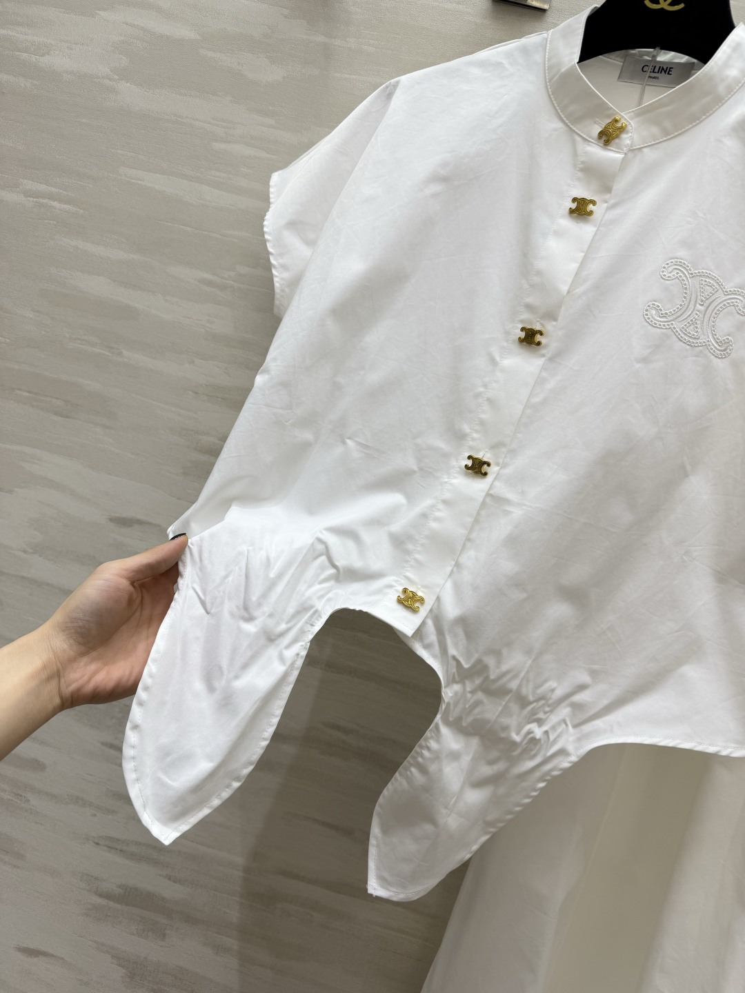 Celin♡²⁶白色刺绣棉料两件套套装 立领打结短衬衫 A字大摆半裙✨ 金属金扣同色刺绣细节 小飞袖衬衫 下摆可打结造型