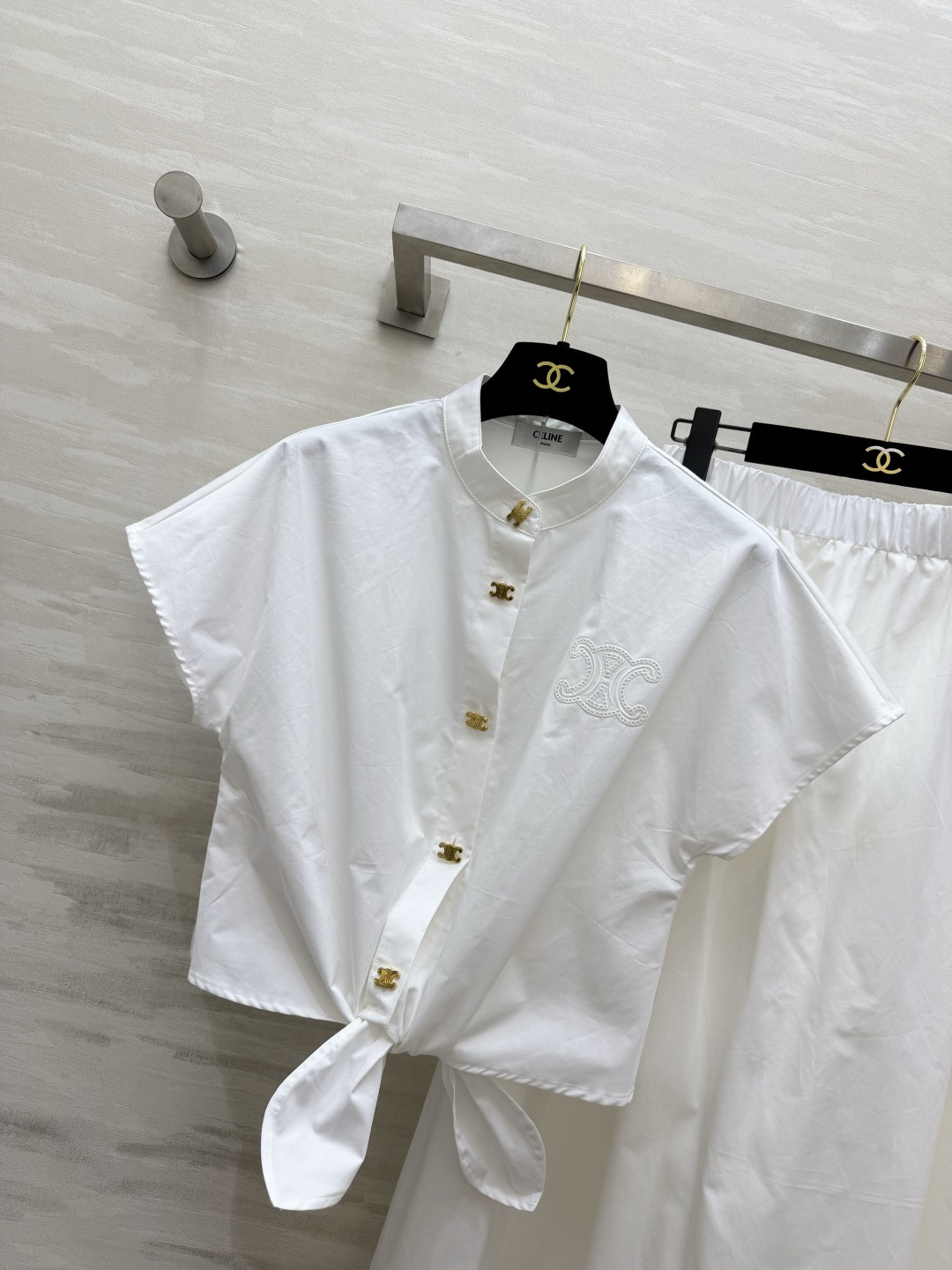 Celin♡²⁶白色刺绣棉料两件套套装 立领打结短衬衫 A字大摆半裙✨ 金属金扣同色刺绣细节 小飞袖衬衫 下摆可打结造型