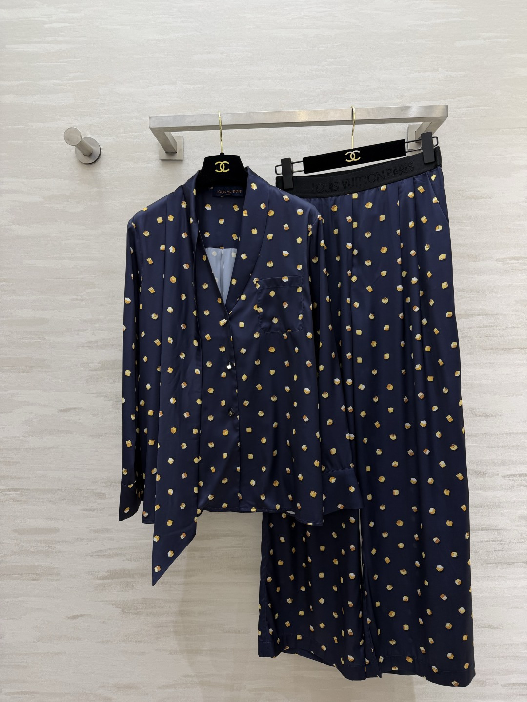 NO:948630,Lvvv navy blue gold square satin two-piece set. Smooth satin fabric green fruit collar streamer printed shirt. Elastic wide-leg pants with letter embroidery on the waist. Gold square all-over printed pattern. Retro and noble. Can be used as pajamas at home | can be worn when going out. Relaxed and big-name style. Complete set and worry-free matching!  High-quality customization, available in stock first size S/M/L (), Louis Vuitton-clothing, louis vuitton, louis vuitton, shirts,19860909Lvvv藏蓝金方块缎面两件套 顺滑缎面面料青果领飘带印花衬衫 腰头字母刺绣松紧阔腿裤 金方块满印图案 复古显贵 居家可睡衣｜外出可穿搭 松弛大牌感 成套省心搭配！高品质定制 现货首发sizeS/M/L（）,路易威登-服装,louis vuitton,louis vuitton,shirts,,Women's clothing
