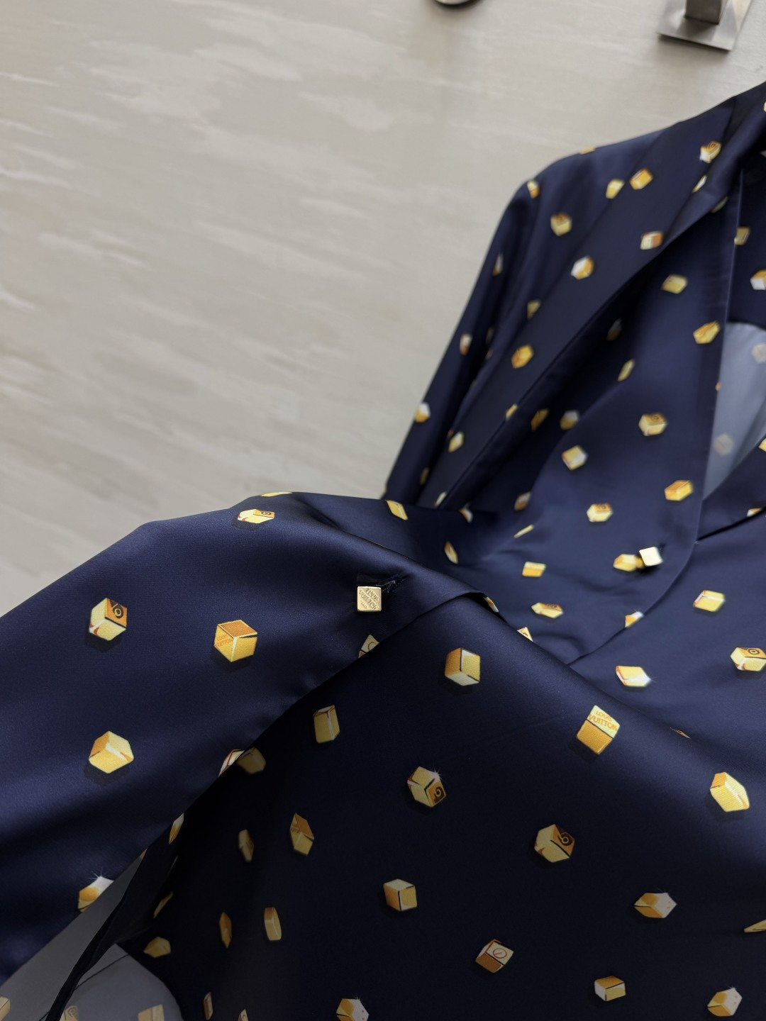 Lvvv²⁶藏蓝金方块缎面两件套 顺滑缎面面料✨青果领飘带印花衬衫 腰头字母刺绣松紧阔腿裤 金方块满印图案 复古显贵 居