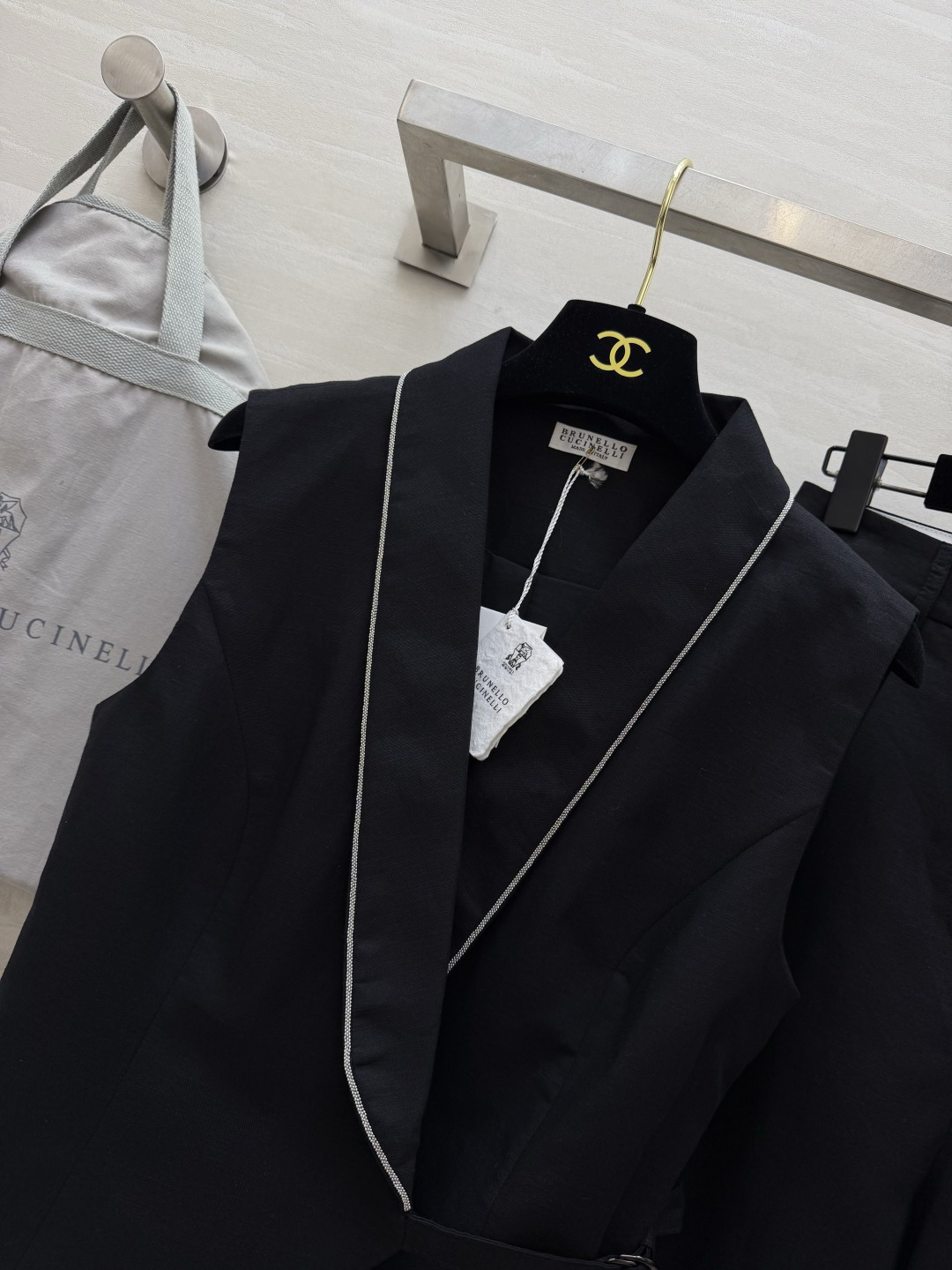▪️Brunello Cucinell♡²⁶亚麻镶边马甲阔腿裤套装|黑白两色 天然亚麻肌理 透气舒适✨翻领细镶边马甲 侧 ▪️Brunello Cucinell♡²⁶亚麻镶边马甲阔腿裤套装|黑白两色 天然亚麻肌理 透气舒适✨翻领细镶边马甲 侧